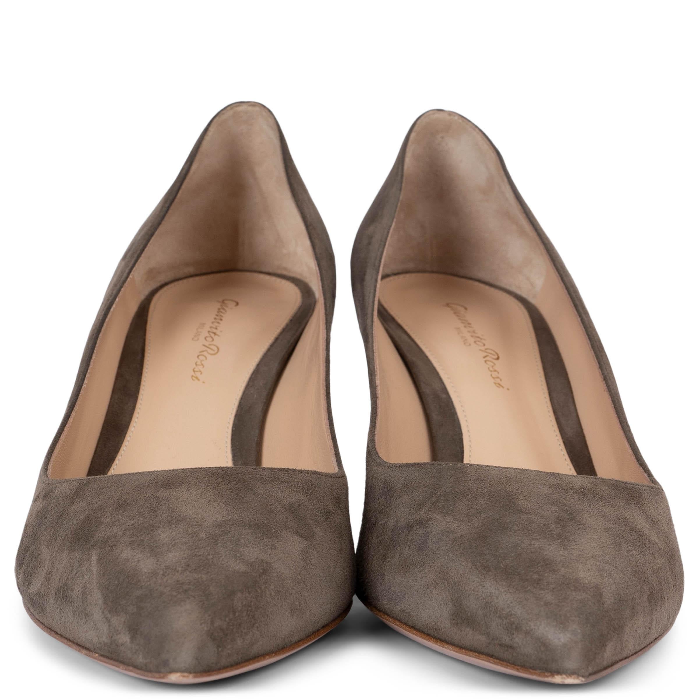 These 100% authentic Gianvito Rossi Gianvito 70 classic pumps are crafted from luxurious Lapis (dark grey) suede, offering a timeless and sophisticated look. Featuring a pointed toe and a sleek stiletto heel, these pumps provide both elegance and