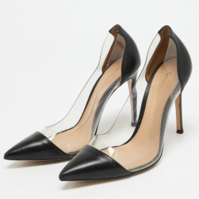 Geschwungene Bögen, eine feminine Ausstrahlung und eine gut gebaute Struktur zeichnen diese Designer-Pumps aus. Mit bequemen Innensohlen und schlanken Absätzen können Sie sie mit Ihren Lieblingsoutfits kombinieren.