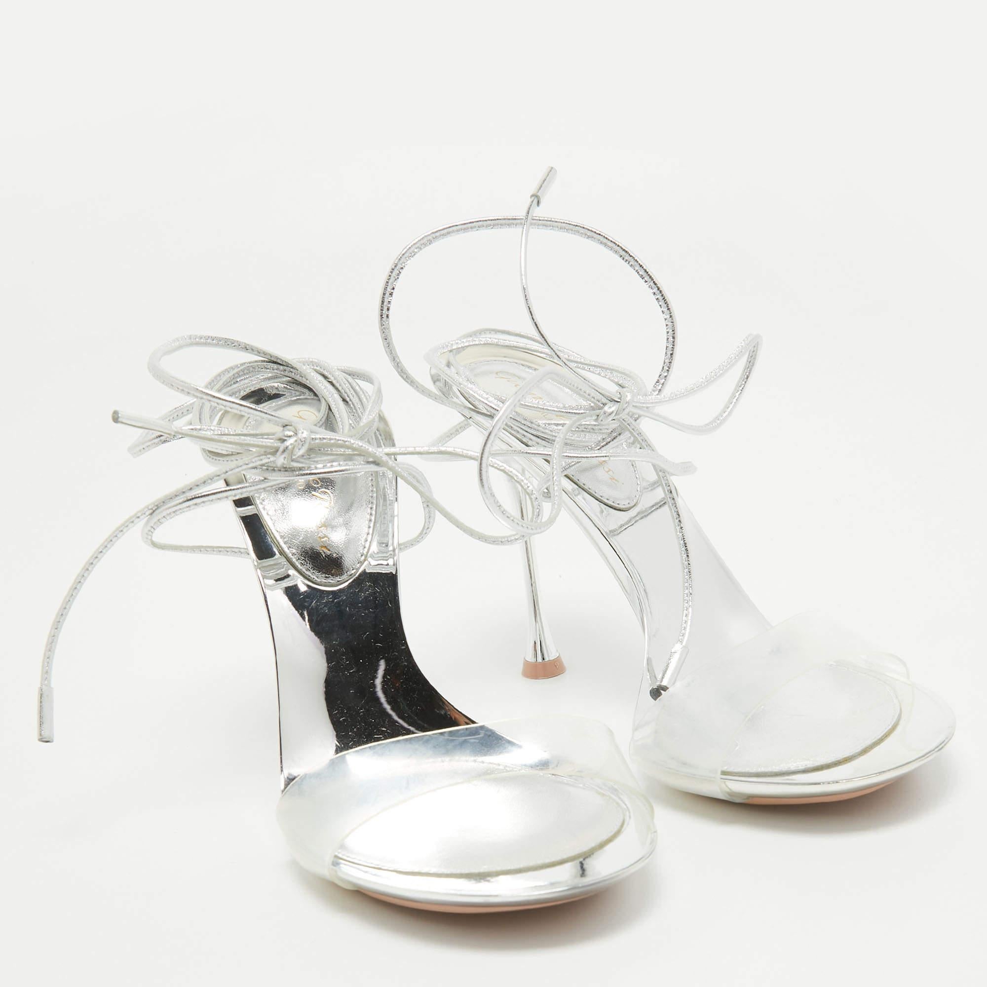 Confectionnées par Gianvito Rossi, ces sandales exquises associent sans heurt le PVC transparent et le cuir souple. Les délicats liens à la cheville ajoutent une touche de féminité, tandis que le design épuré respire la modernité. Parfaites pour
