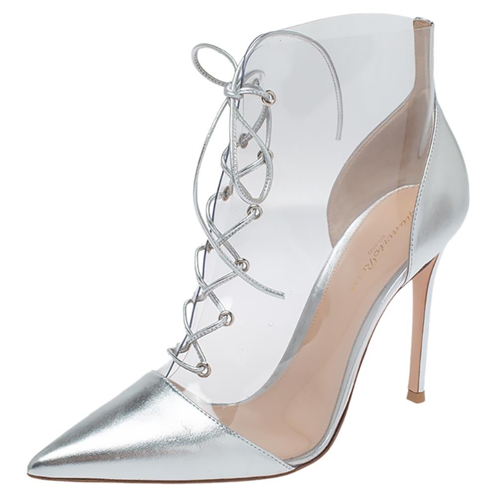 Resplendent and ravishing, these Plexi ankle boots from the Italian shoe label Gianvito Rossi are here to make you fall in love with them. Perfectly crafted from metallic silver leather and transparent PVC, these boots feature an elegant silhouette.