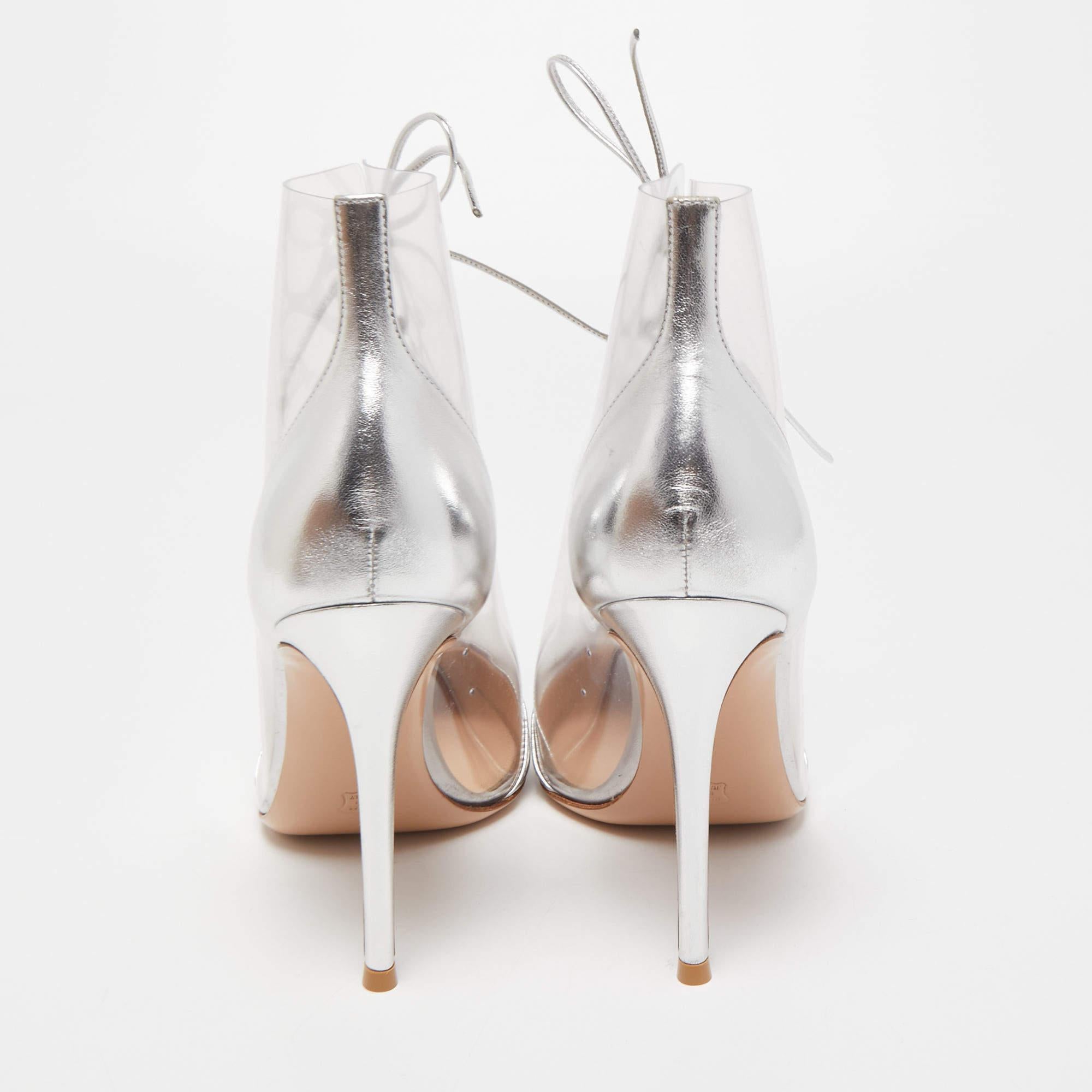 The Gianvito Rossi Plexi booties combine elegance and edginess effortlessly. These stunning booties feature a sleek lace-up design, crafted with a mix of transparent PVC and supple leather. The pointed toe and stiletto heel add a touch of