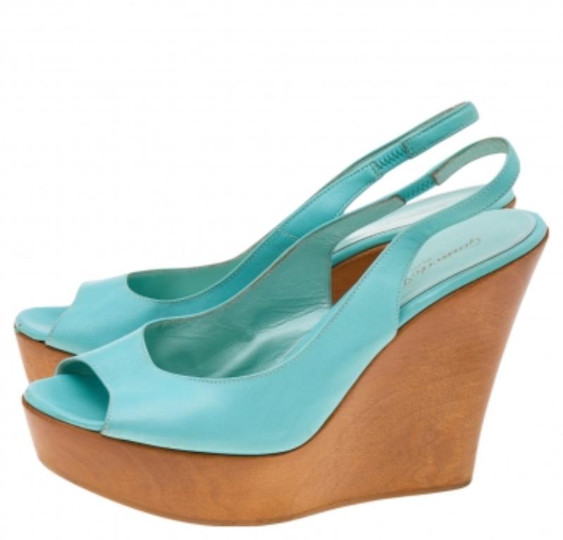 Ajoutez une touche de couleur à votre tenue avec ces chaussures compensées Gianvito Rossi, parfaites pour la saison estivale. De couleur turquoise, ces escarpins en cuir sont dotés d'un talon de 12,5 cm et d'une semelle en caoutchouc pour une touche