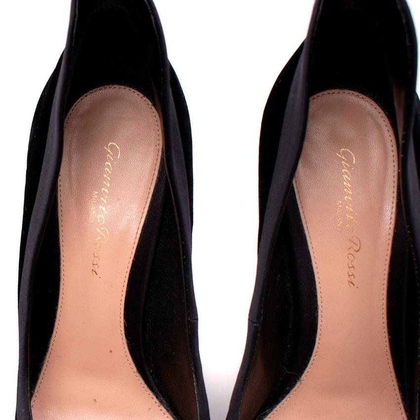 Gianvito Rossi Tuxedo Black Velvet Satin Trimmed Pumps In Excellent Condition For Sale In London, GB