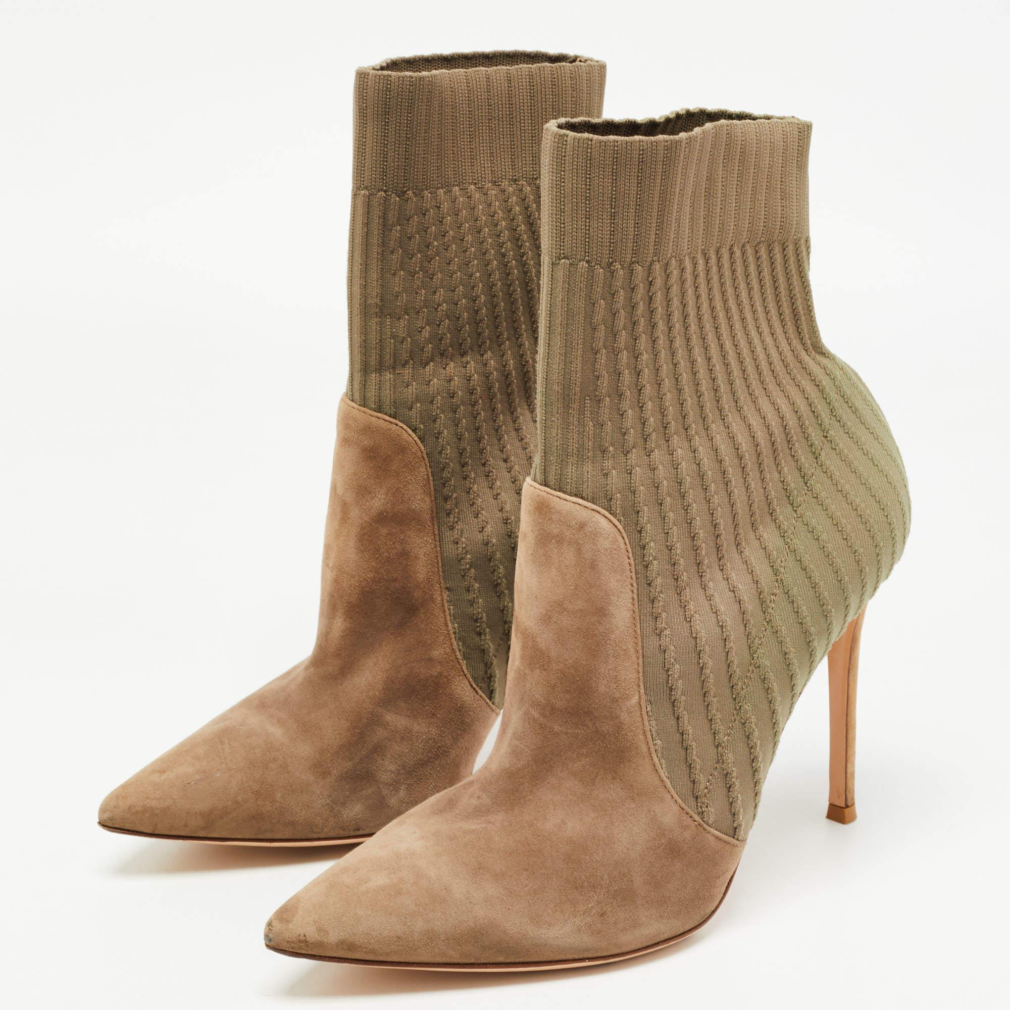 Gianvito Rossi Two Tone Knit Fabric and Suede Katie Ankle Booties Size 40.5 In Good Condition For Sale In Dubai, Al Qouz 2