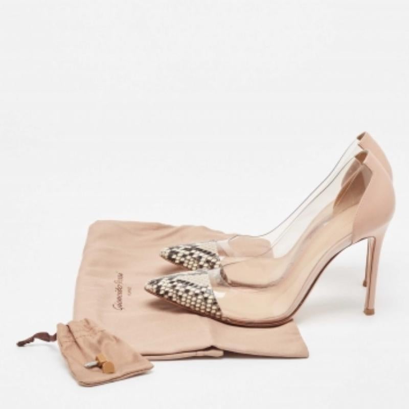 Unos arcos curvilíneos, un atractivo femenino y una estructura bien construida definen este juego de zapatos de salón de diseño. Vienen con cómodas plantillas y elegantes tacones, póngaselas con sus conjuntos favoritos.
