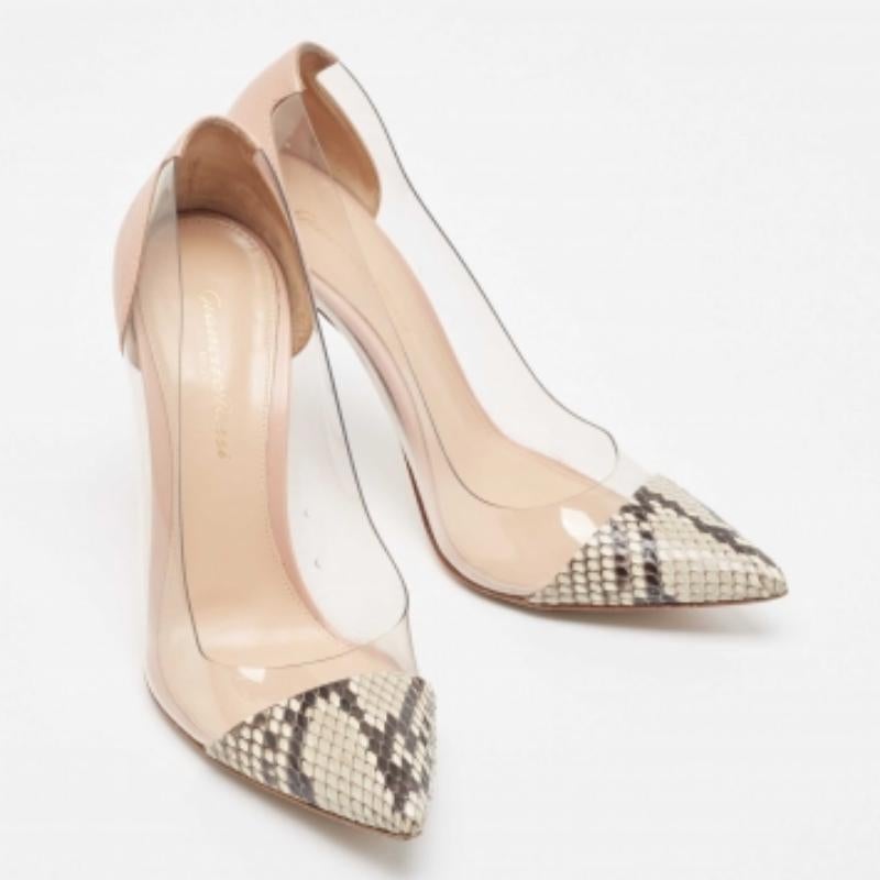 Gianvito Rossi Bombas de pitón bicolor y plexiglás de PVC Talla 37.5 en Bueno estado para la venta en Dubai, Al Qouz 2
