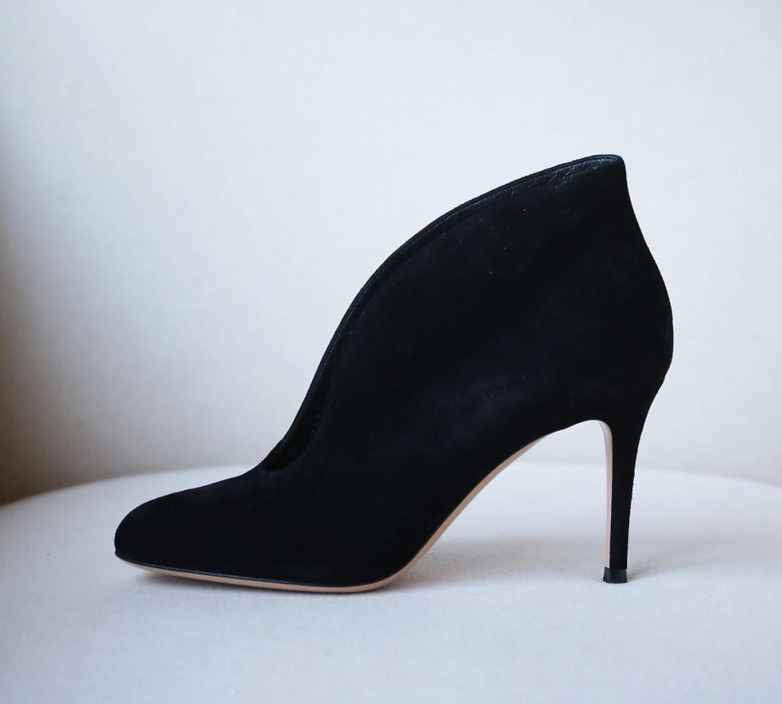 Immaculate in timeless black suede, Gianvito Rossi's Vamp 85 ankle boots are equal parts sharp and chic. Upper: goat leather, lining: leather. Almond toe.  Made in Italy. Designer colour name: Black. Does not come with a box. 

Size: EU 38 (UK 5, US