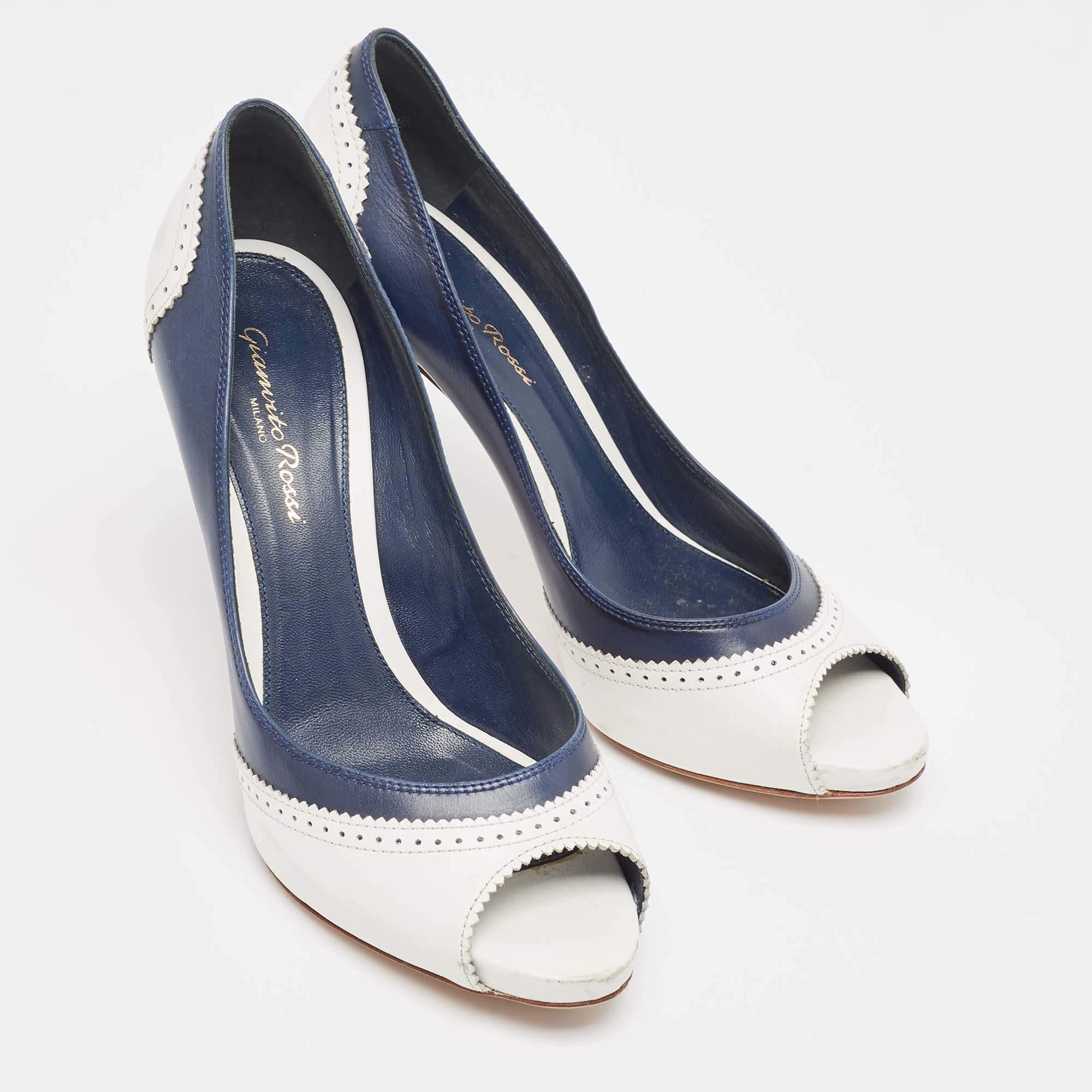 Gianvito Rossi White/Blue Leather Peep Toe Pumps Size 38 In Fair Condition For Sale In Dubai, Al Qouz 2