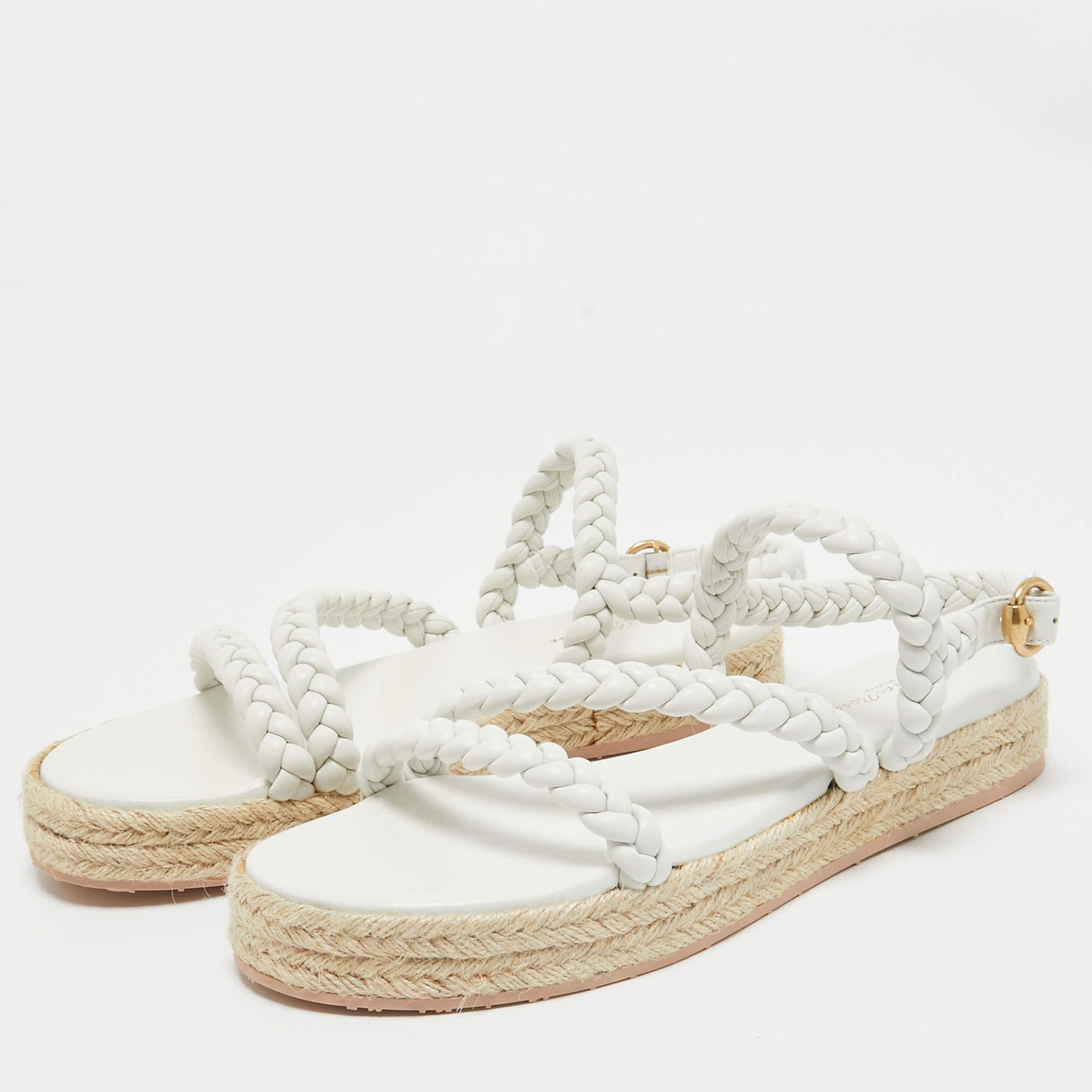 Questi sandali vi offriranno lusso e comfort. Realizzate con materiali di qualità, sono disponibili in una tonalità versatile e sono dotate di comode solette.