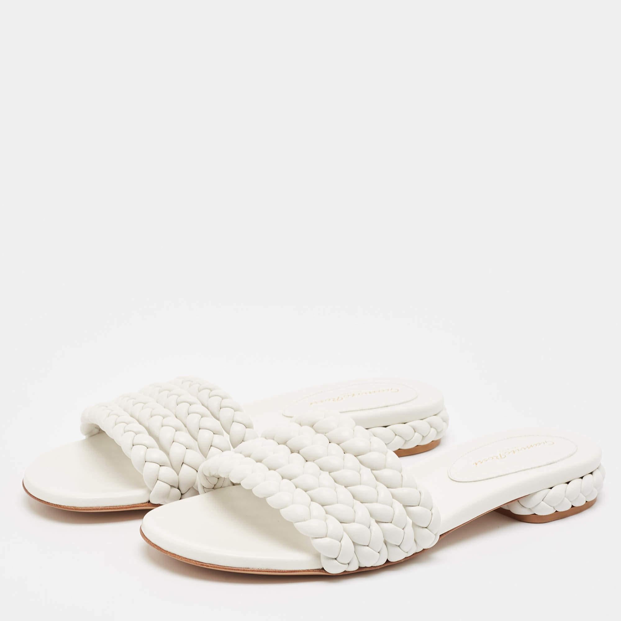 Un mix perfetto di stile e comfort di lusso. Queste ballerine di design sono realizzate con materiali di prima qualità e incorniciano i tuoi piedi nel modo più elegante. Possono essere abbinati a una miriade di abiti del vostro guardaroba.