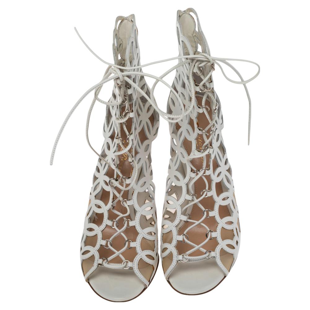 A lush labyrinthine appearance makes this pair of sandals a smart addition to your wardrobe. Presented by the house of Gianvito Rossi, these sandals have a chic lace-up design that can make you the center of attention whenever you step out in