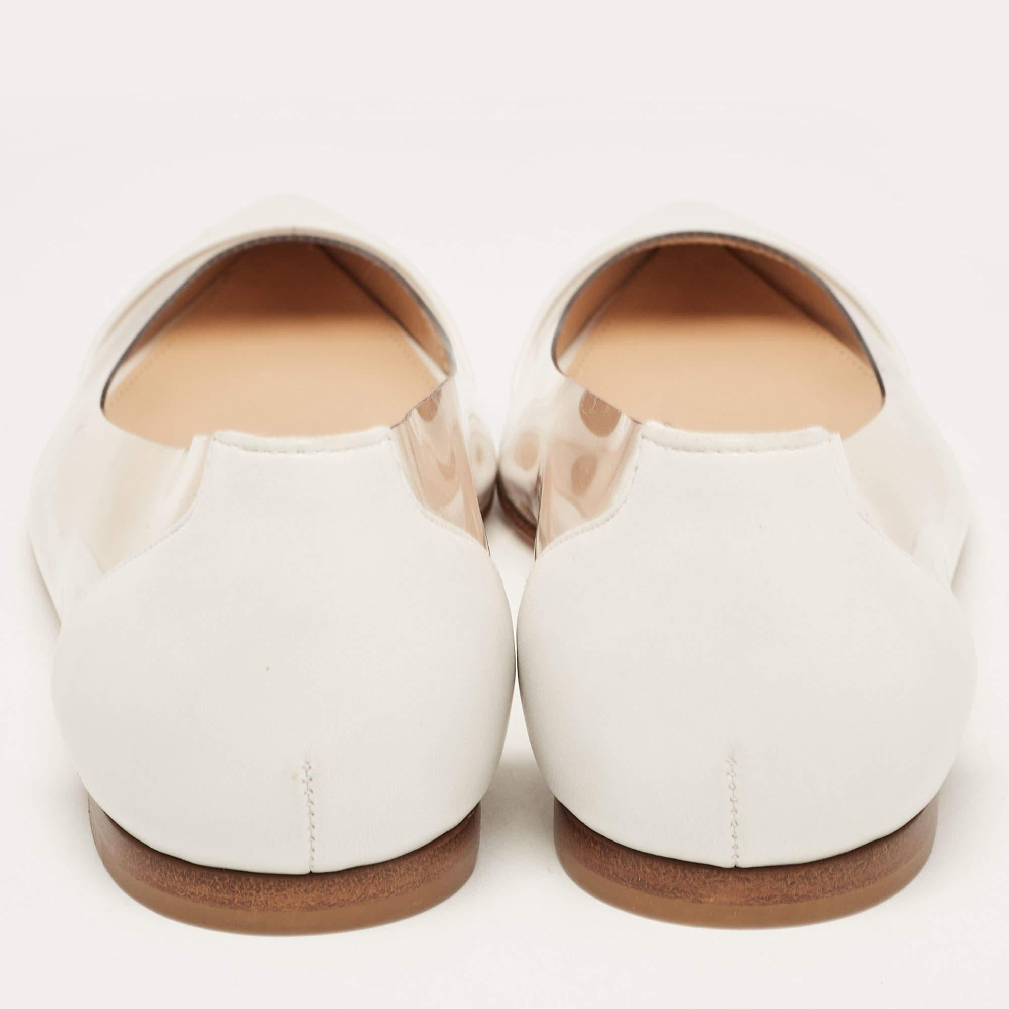 Gianvito Rossi White Leather and PVC Plexi Ballet Flats Size 35 In Excellent Condition For Sale In Dubai, Al Qouz 2
