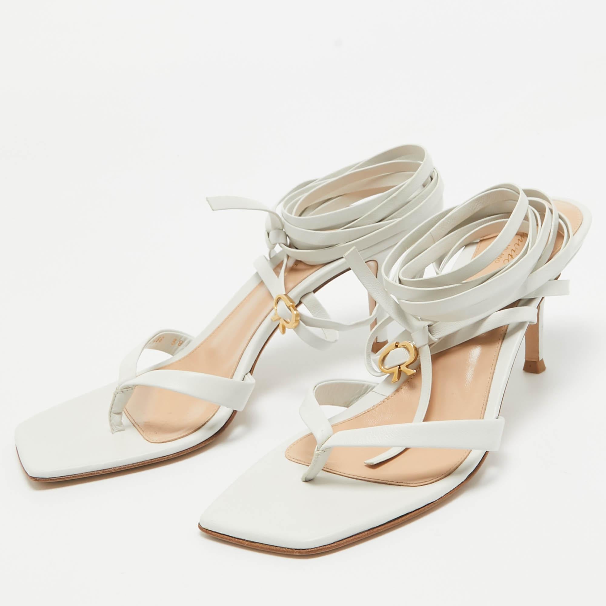 These sandals will frame your feet in an elegant manner. Crafted from quality materials they display a classy design and comfortable insoles.
