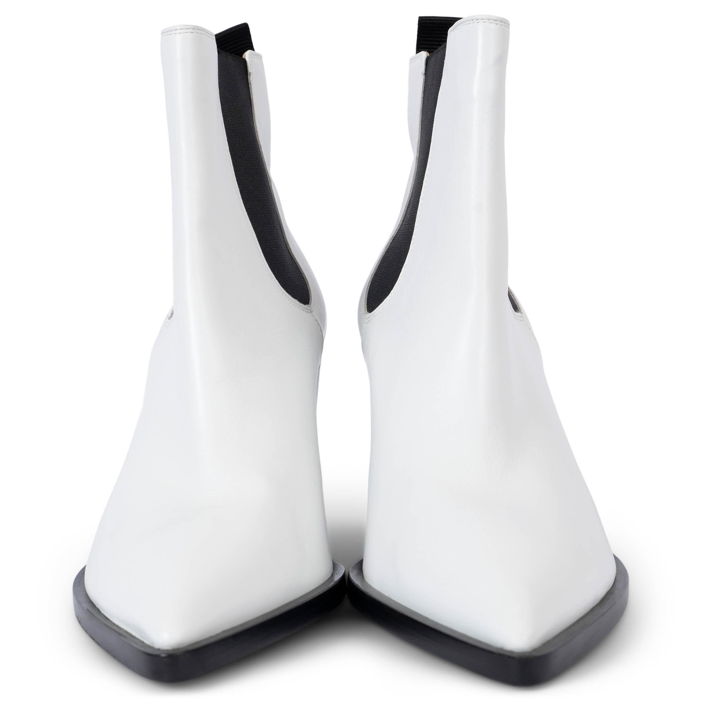 100% authentic Gianvito Rossi Austin ankle boots in white smooth leather with black elastic inserts on the side and a black stacked heel. Brand new. The left boot shows a scratch on the tip. 

Measurements
Imprinted Size	39.5
Shoe Size	39
Inside