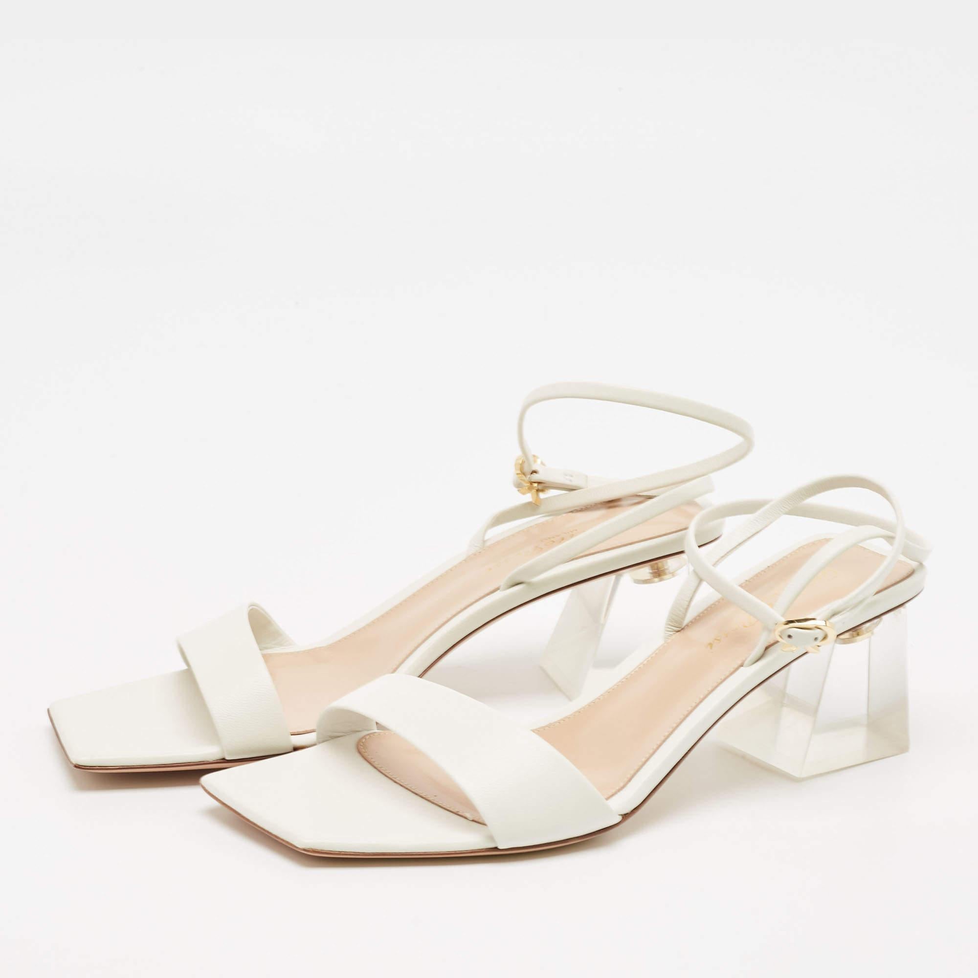 These sandals will frame your feet in an elegant manner. Crafted from quality materials they display a classy design and comfortable insoles.