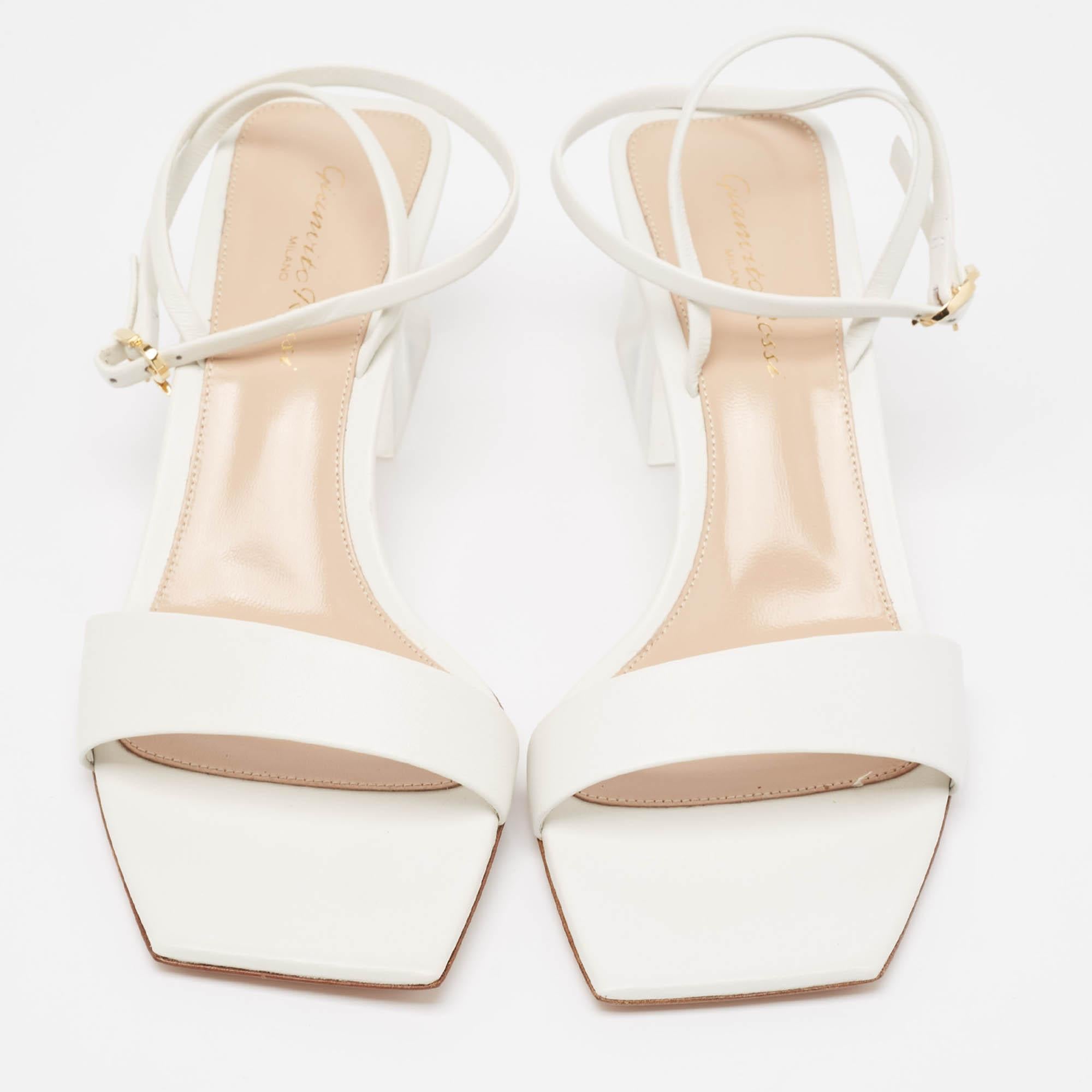 Estas sandalias enmarcarán sus pies de forma elegante. Fabricados con materiales de calidad, presentan un diseño elegante y unas plantillas cómodas.

Incluye
Caja original, etiqueta de precio, tarjeta informativa