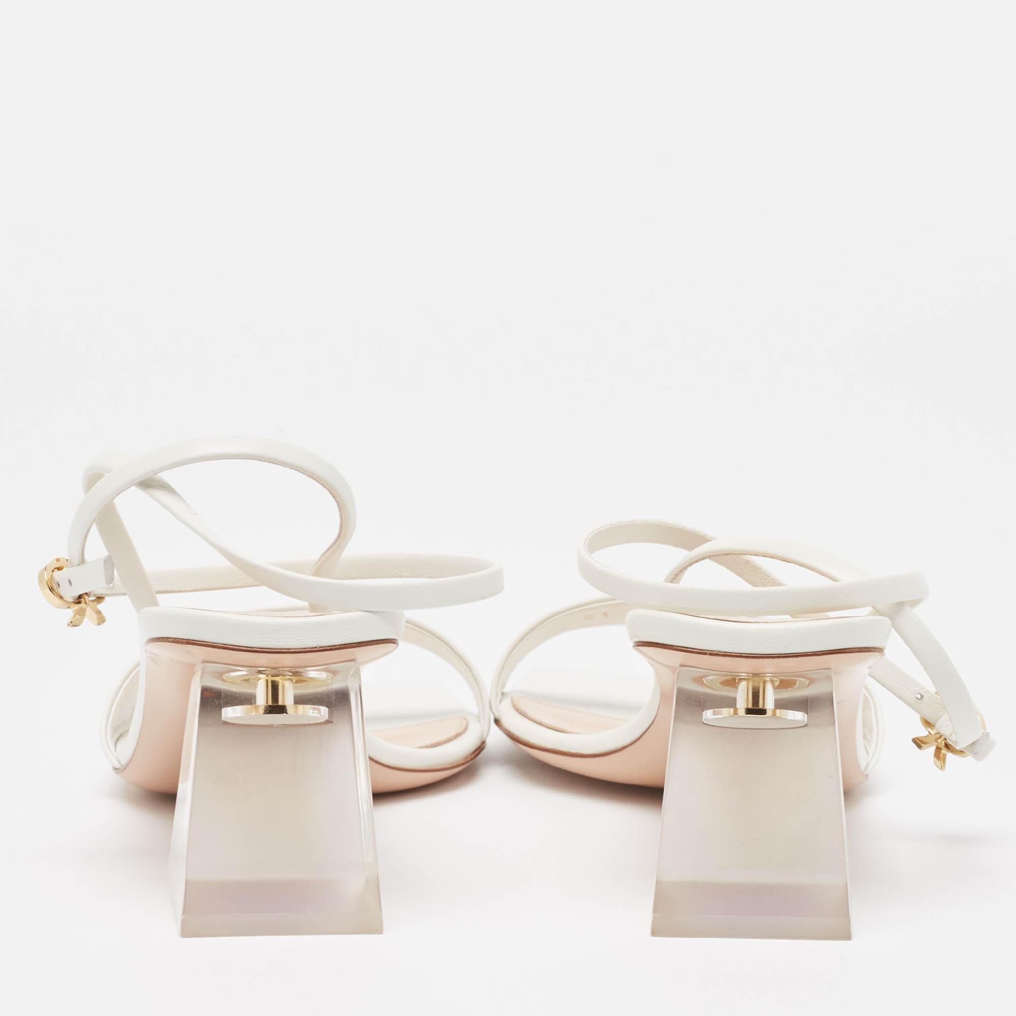Gianvito Rossi Sandalias Cosmic de piel blanca talla 39.5 en Bueno estado para la venta en Dubai, Al Qouz 2