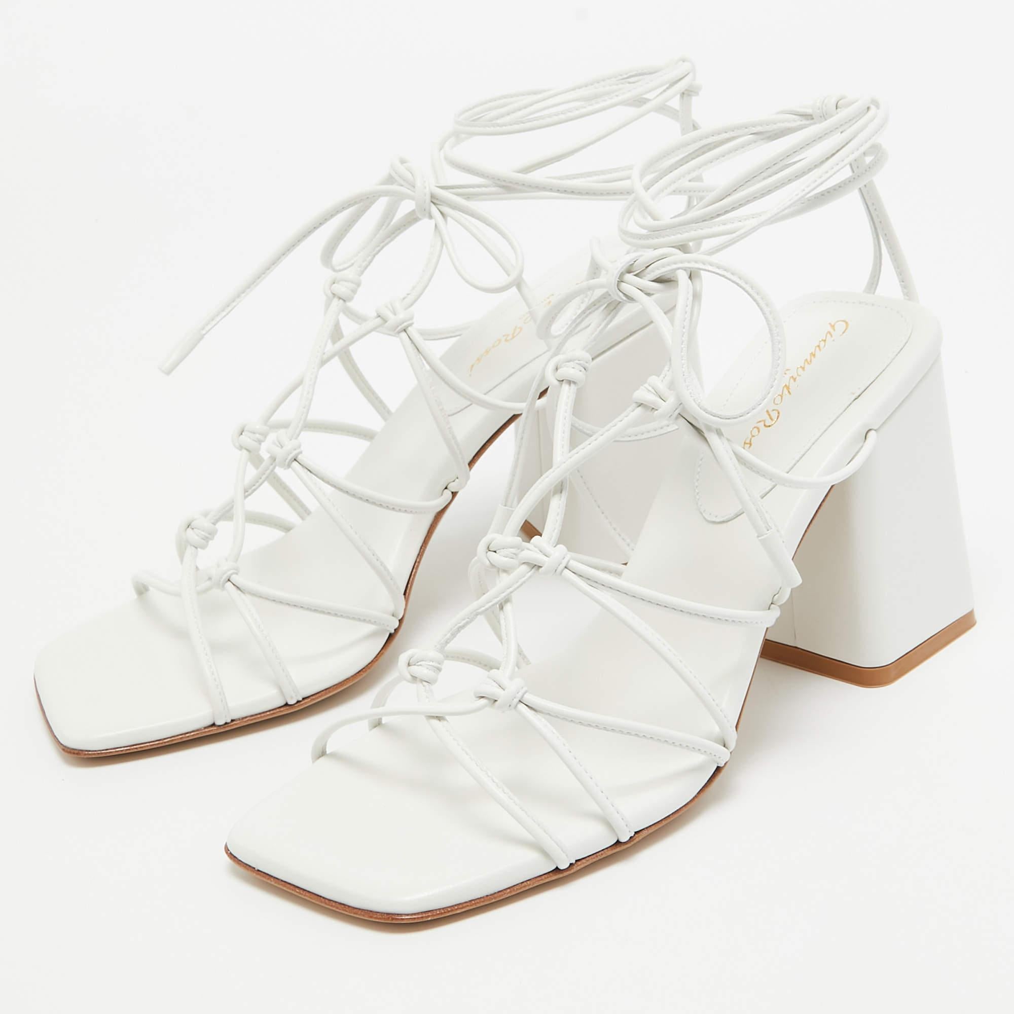 These sandals will frame your feet in an elegant manner. Crafted from quality materials, they display a classy design and comfortable insoles.