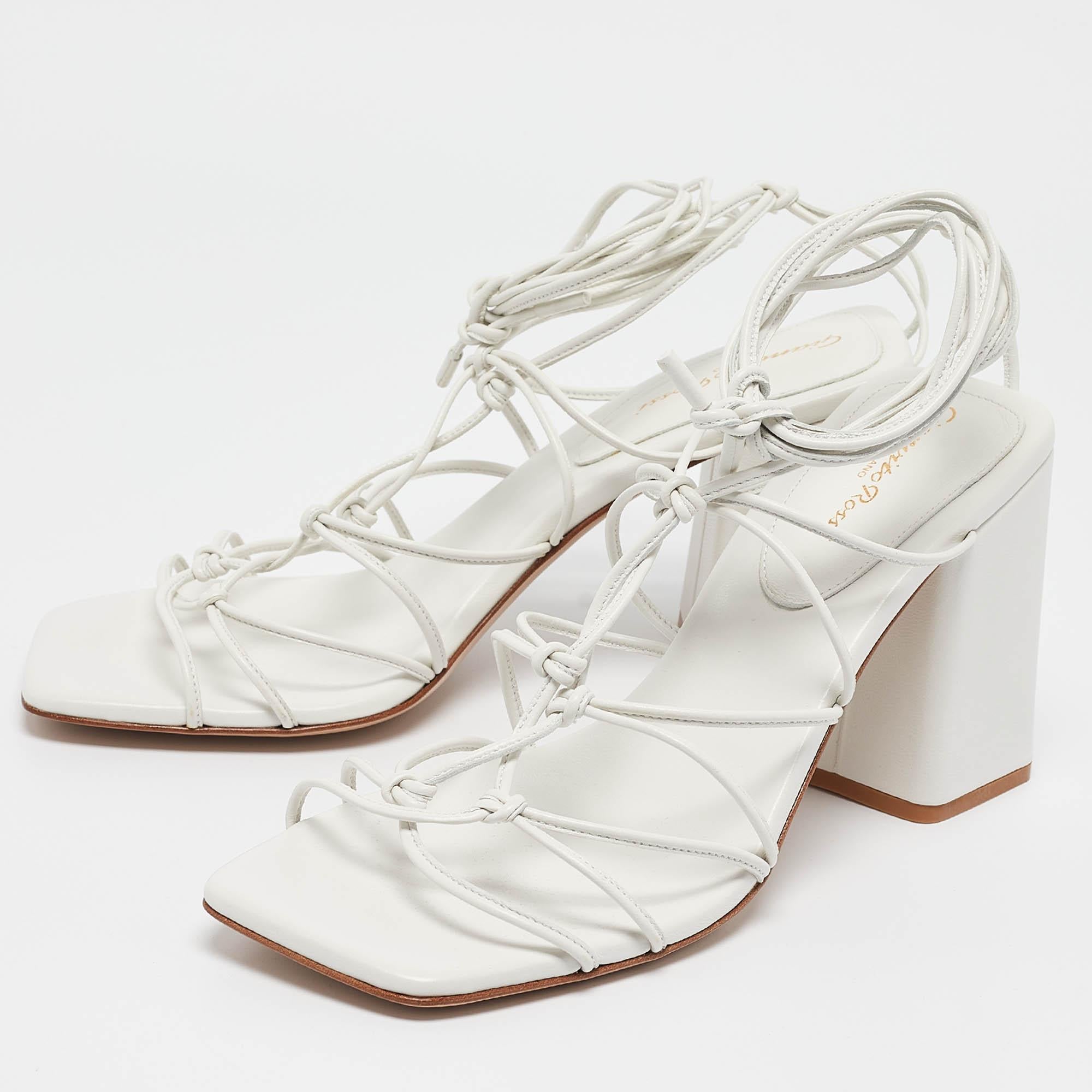 En elegante cuero blanco  Las sandalias Minas de Gianvito Rossi irradian un encanto seguro. Las delicadas correas abrazan con gracia el pie  mientras que un tacón en bloque proporciona estabilidad y estilo. Estas sandalias llaman la atención sin