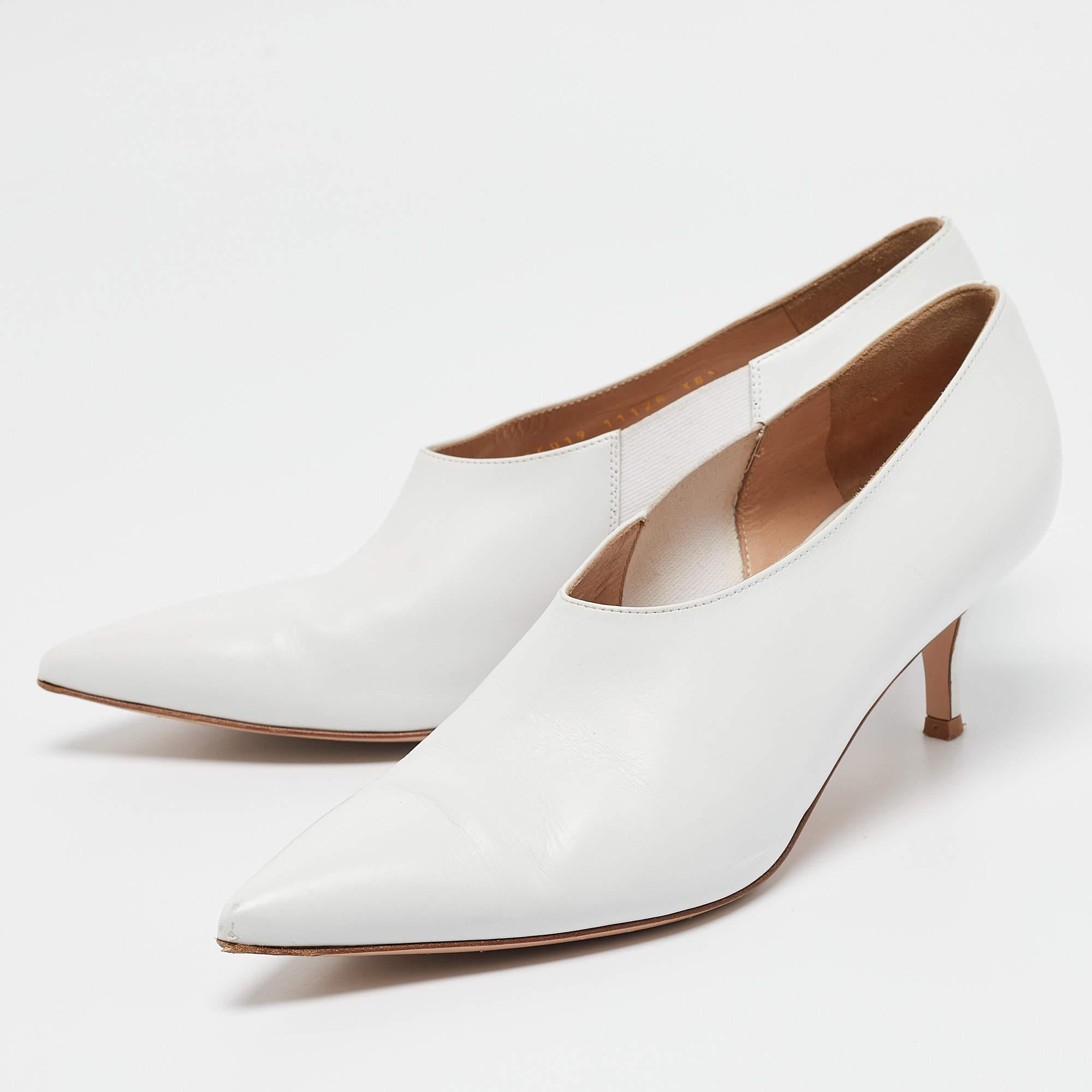 Arches curvilignes  un attrait féminin  et une structure bien construite définissent cet ensemble d'escarpins de créateur. Semelles intérieures confortables et talons élégants.  Les vêtements peuvent être assortis à vos tenues préférées.