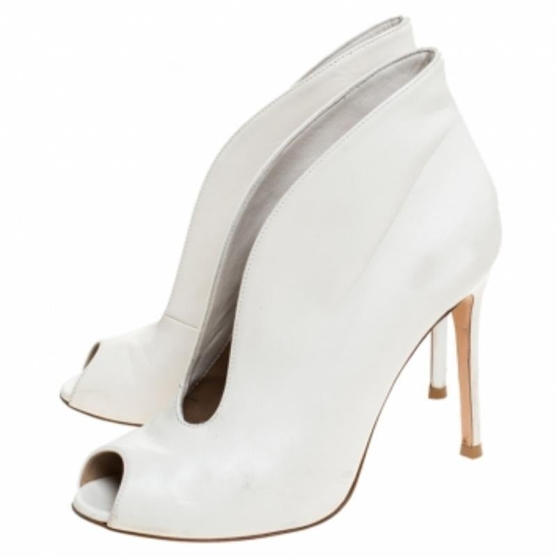 Gianvito Rossi Weißes Leder V-Ausschnitt Peep Toe Stiefeletten Größe 37 (Grau) im Angebot
