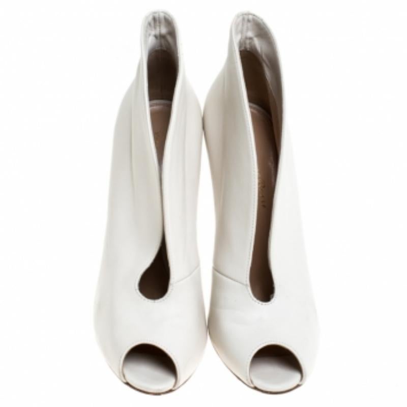 Gianvito Rossi Weißes Leder V-Ausschnitt Peep Toe Stiefeletten Größe 37 im Angebot 1