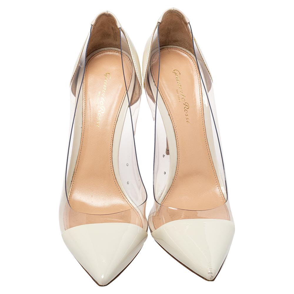 Resplendent and ravishing, these Plexi pumps from the Italian shoe label Gianvito Rossi are here to make you fall in love with them. Perfectly crafted from patent leather and PVC, these pumps feature an elegant silhouette. They flaunt white pointed