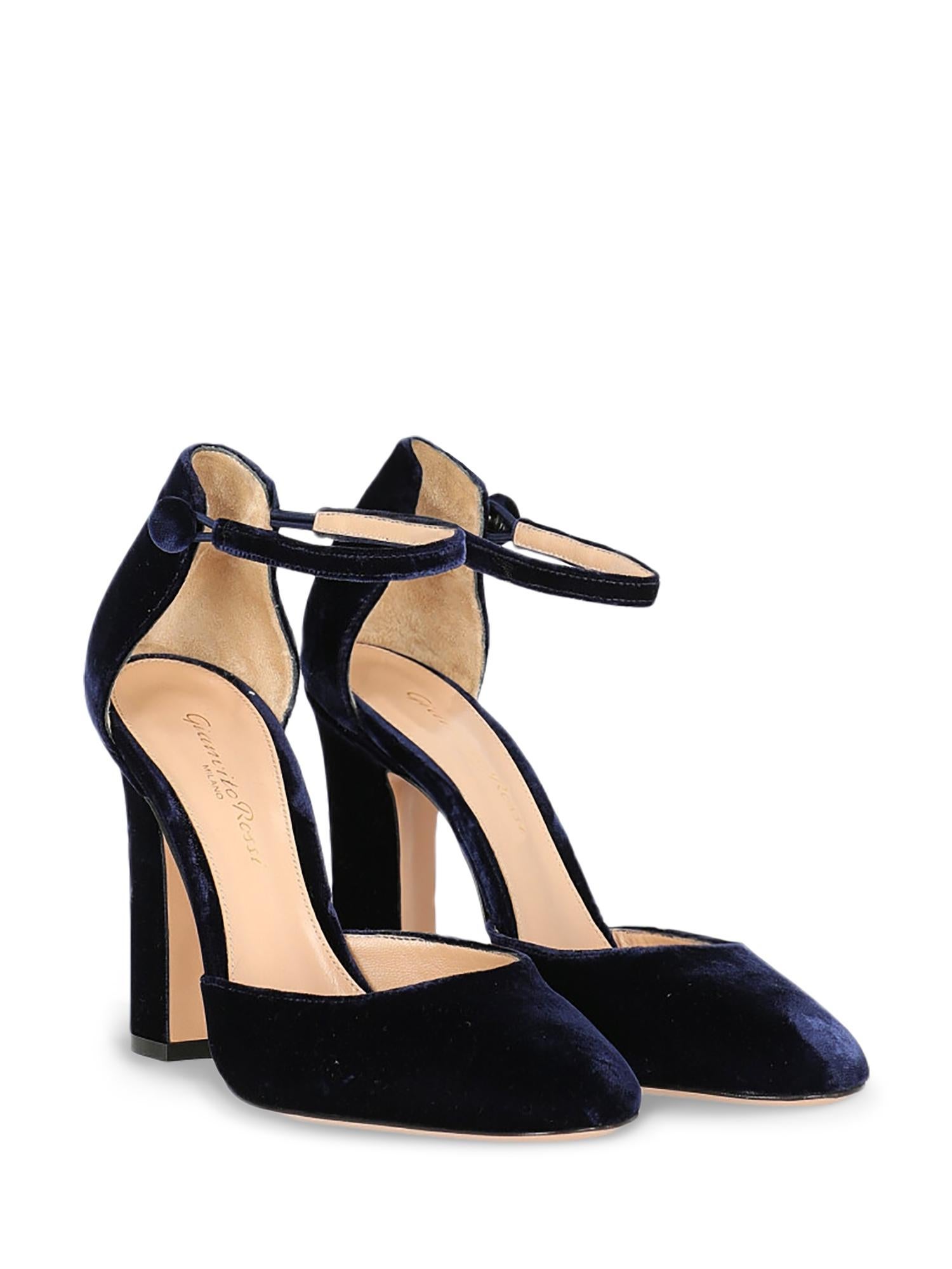 Pumps, fabric, solid color, velvet, botton fastening, round toe, branded insole, branded sole, tapered heel, high heel.

Product Condition: Excellent
Sole: negligible signs of use. Upper: negligible abrasions.

Measurements:
Heel height: 10