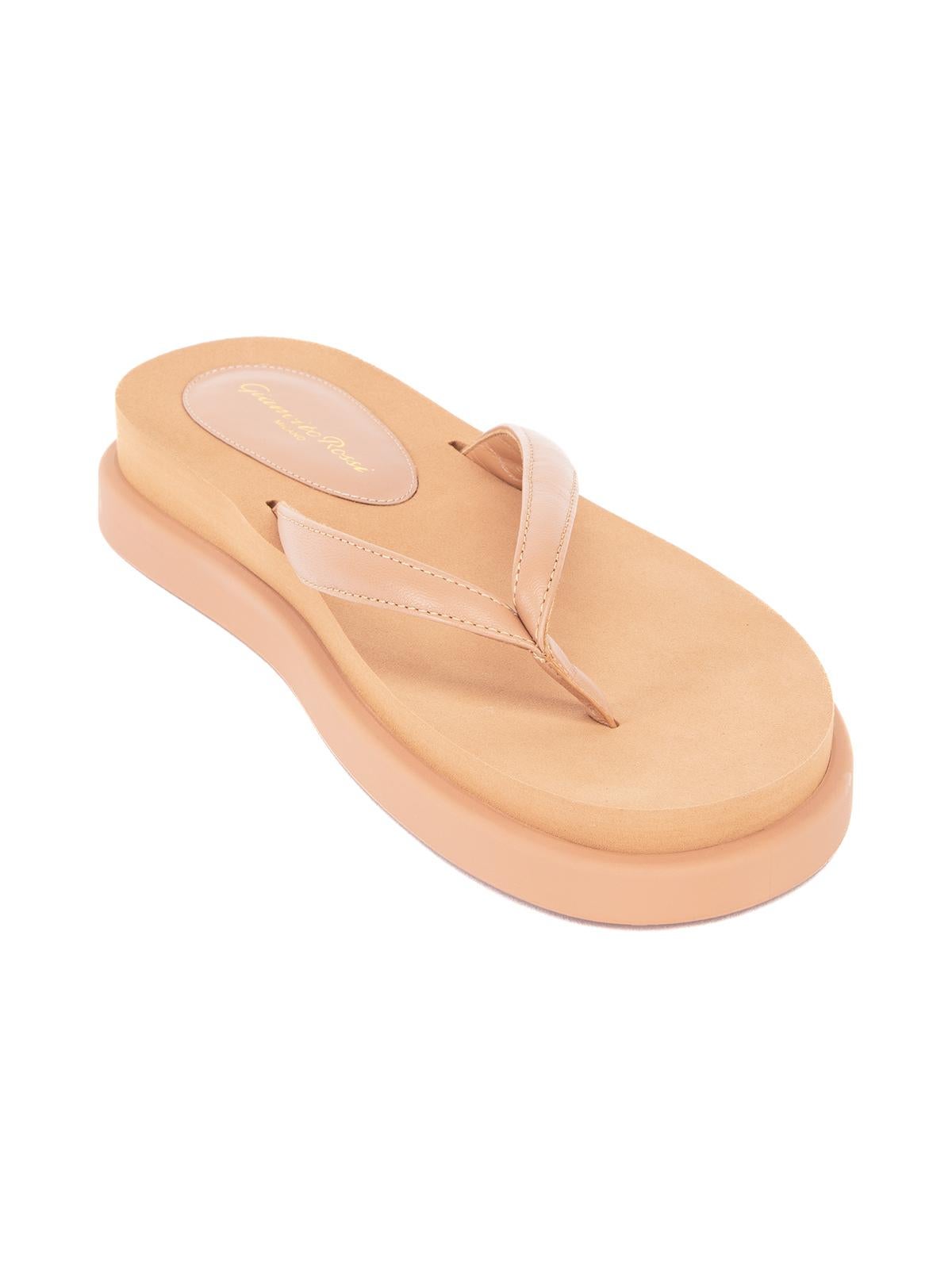 CONDITION is Never Worn. No visible wear to flip flops is evident on this used Gianvito Rossi designer resale item. Details Beige Leather Thong flip flops Flatform Made in Italy Composition Leather, Rubber Size & Fit Heel Height 4cm/2in Size: EU 40