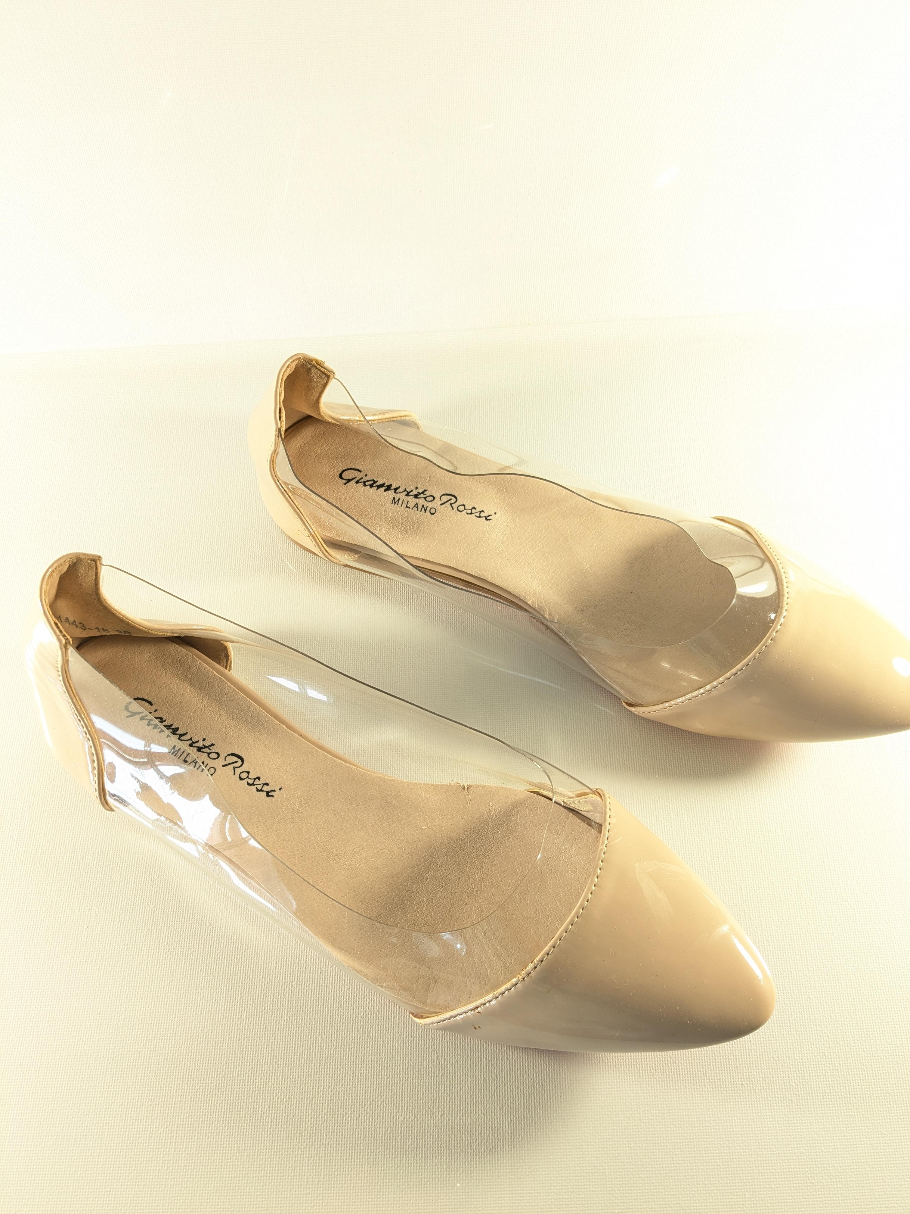 Le ballerine Plexi di Gianvito Rossi sono scarpe slip-on eleganti e pratiche per tutti i giorni. Con punta in vernice beige, sono fuse con inserti in PVC trasparente che seguono la forma del piede.
Tomaia: plastica
Rivestimento: pelle
Suola: soletta
