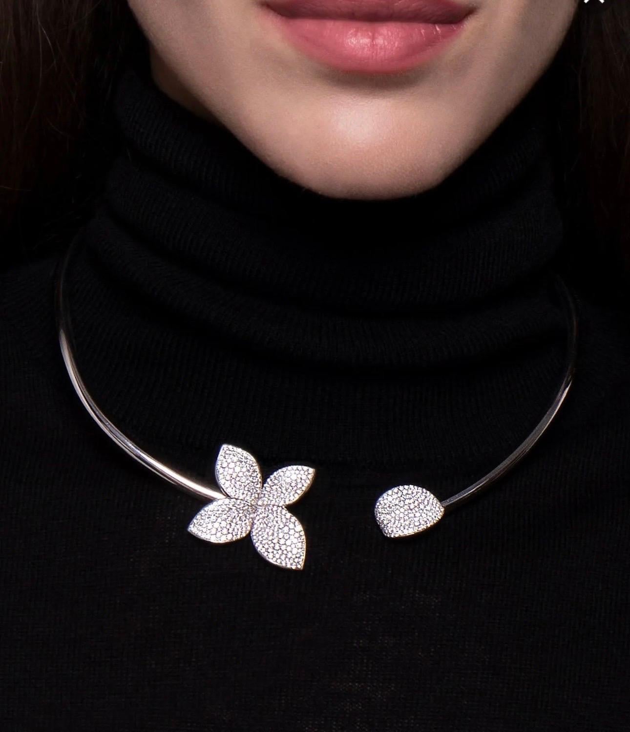 Collier a fiore singolo Giardini Segreti in oro bianco 18k con diamanti.

Giardini Segreti Collier a fiore singolo in oro bianco 18 carati con Whiting  Diamanti. Un viaggio nella metamorfosi delle foglie che volano come farfalle nel giardino segreto
