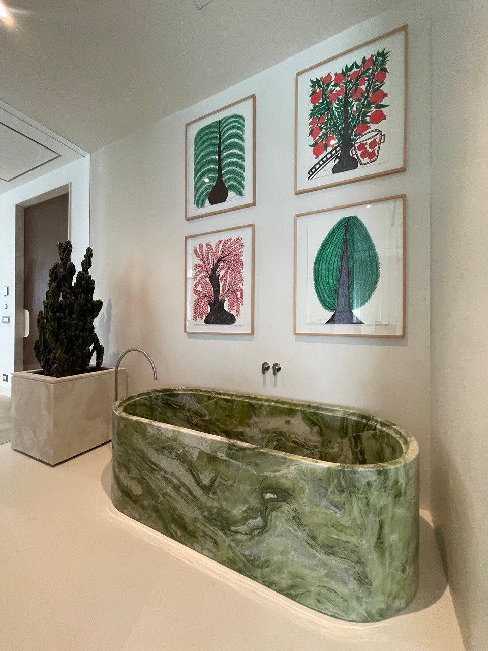 Nuestra exclusiva bañera a medida, meticulosamente elaborada con exquisito mármol verde procedente de una cantera privada de Persia. 

Esta opulenta pieza muestra el veteado único y los ricos matices que sólo el mármol persa puede ofrecer,