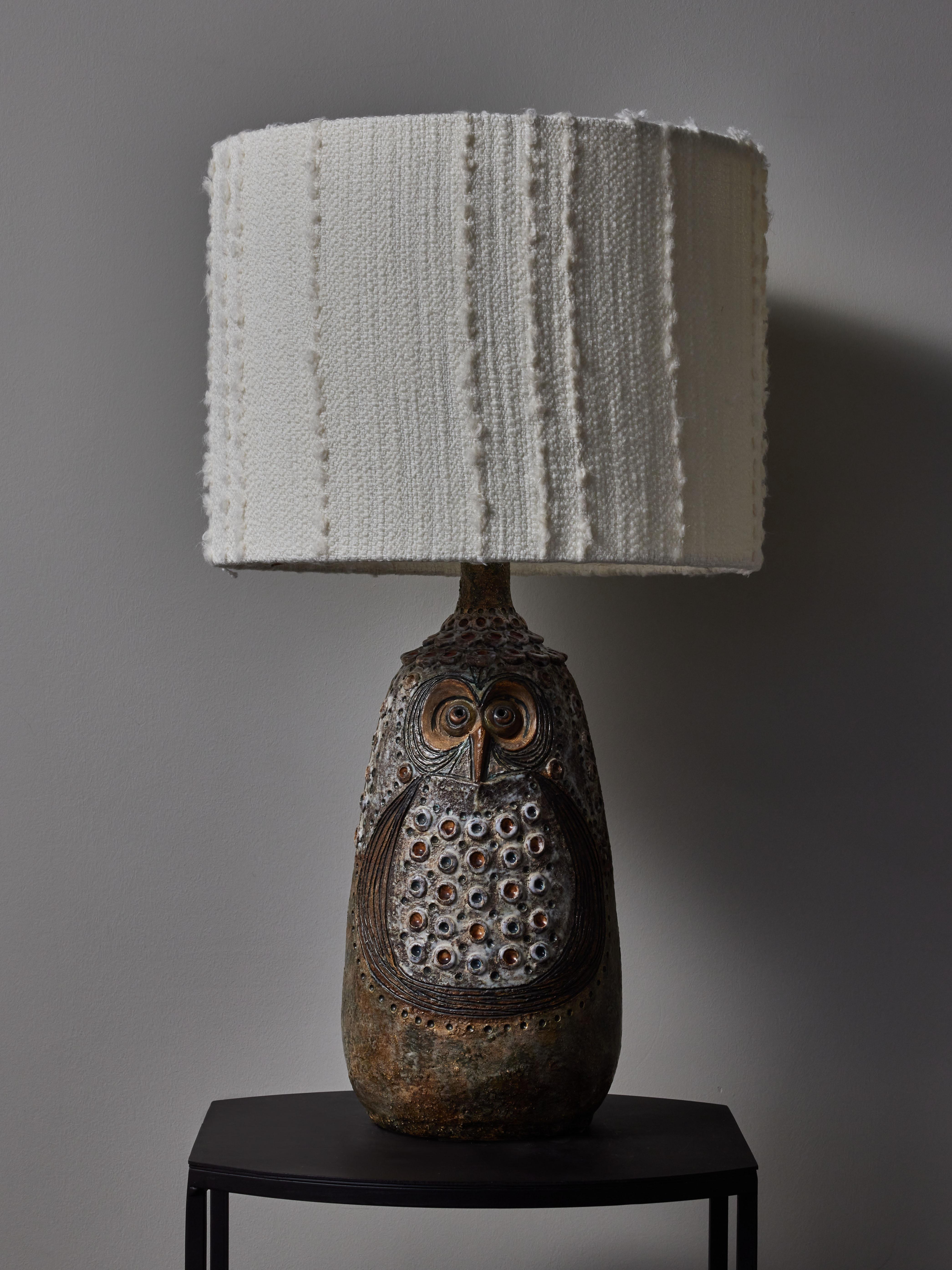 Vintage ceramic table lamp shaped like an owl with small dots of colours by Raphael Giarrusso circa 1966.

Raphaël Giarrusso (1925-1986)
Canadian painter, sculptor and ceramist who established himself in France since 1948 until his death in 1986.