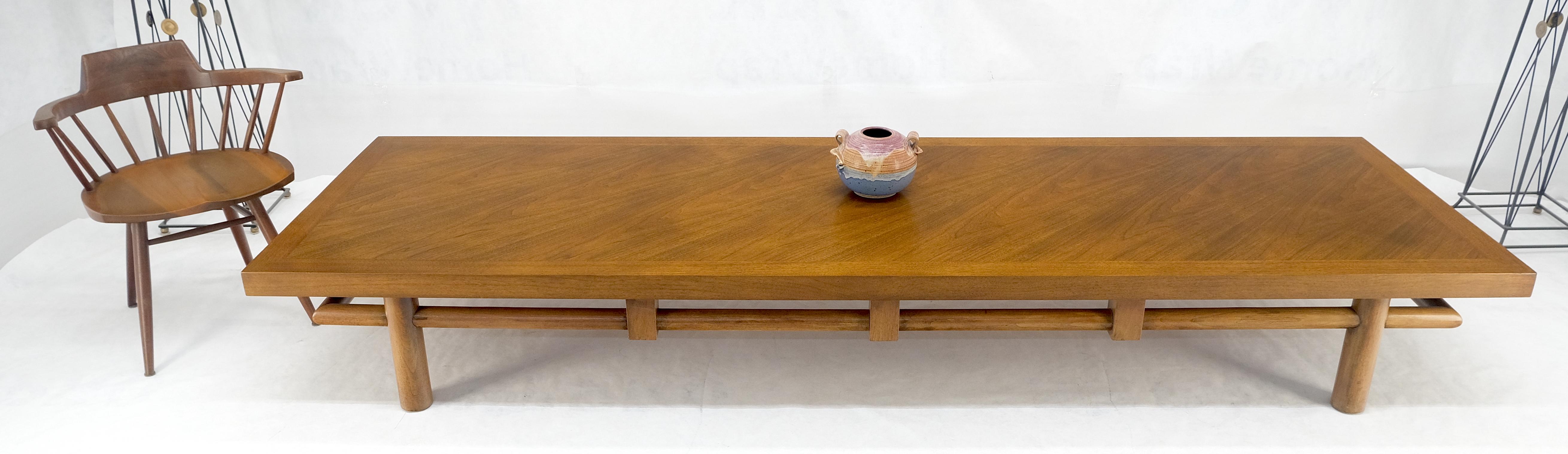 Gibbings for Widdicomb Table basse géante en noyer américain Light 9.5' Long MINT Bon état - En vente à Rockaway, NJ