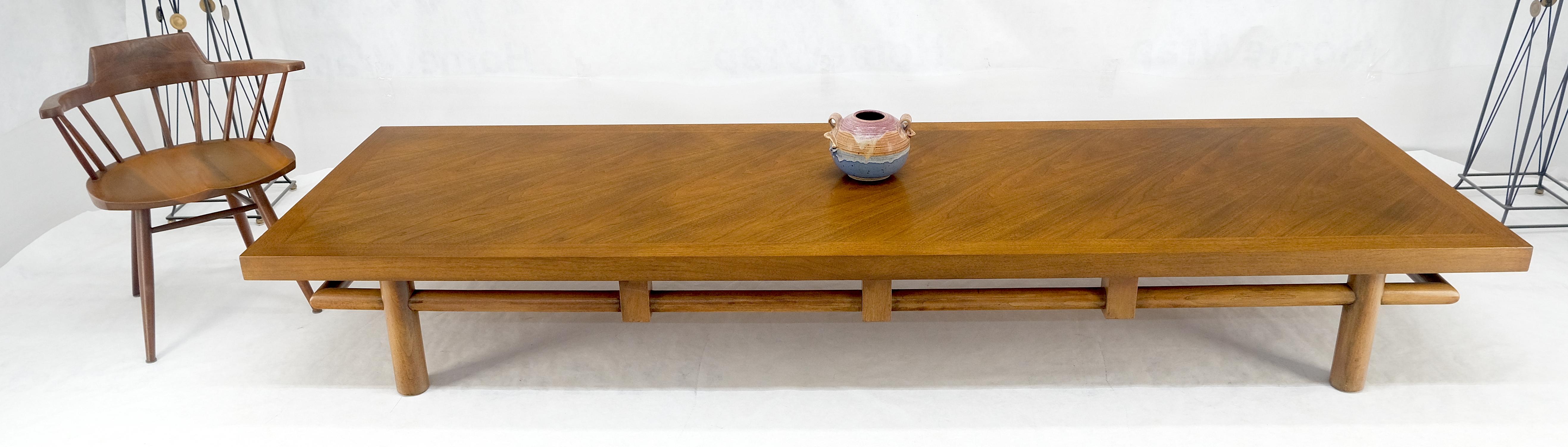20ième siècle Gibbings for Widdicomb Table basse géante en noyer américain Light 9.5' Long MINT en vente