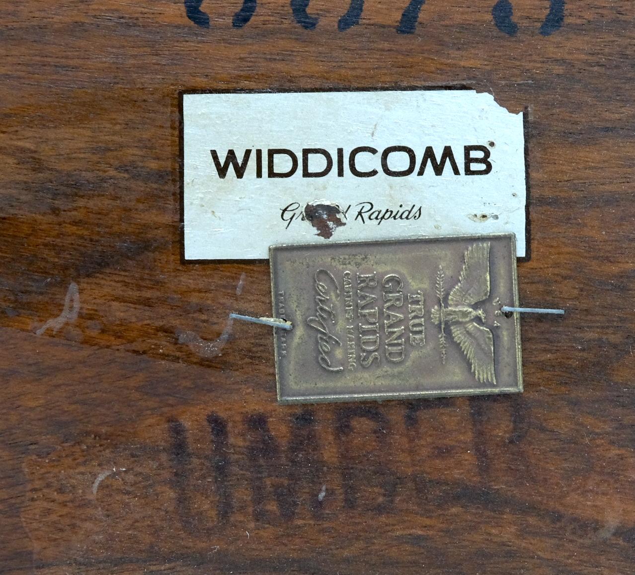 Laqué Table basse centrale carrée à deux niveaux en noyer Gibbings pour Widdicomb en vente