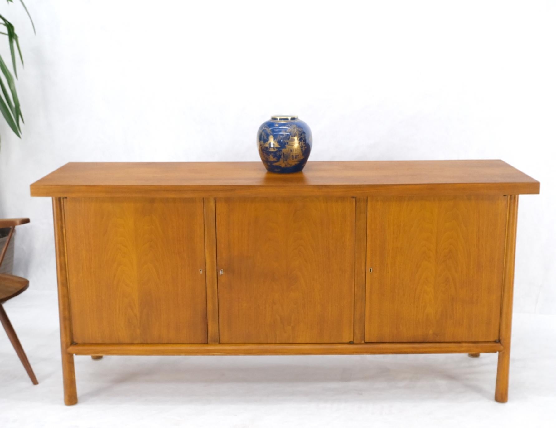 Gibbings Widdicomb 3 Doors Compartment Long Credenza Dresser Tapered Legs Mint For Sale 4