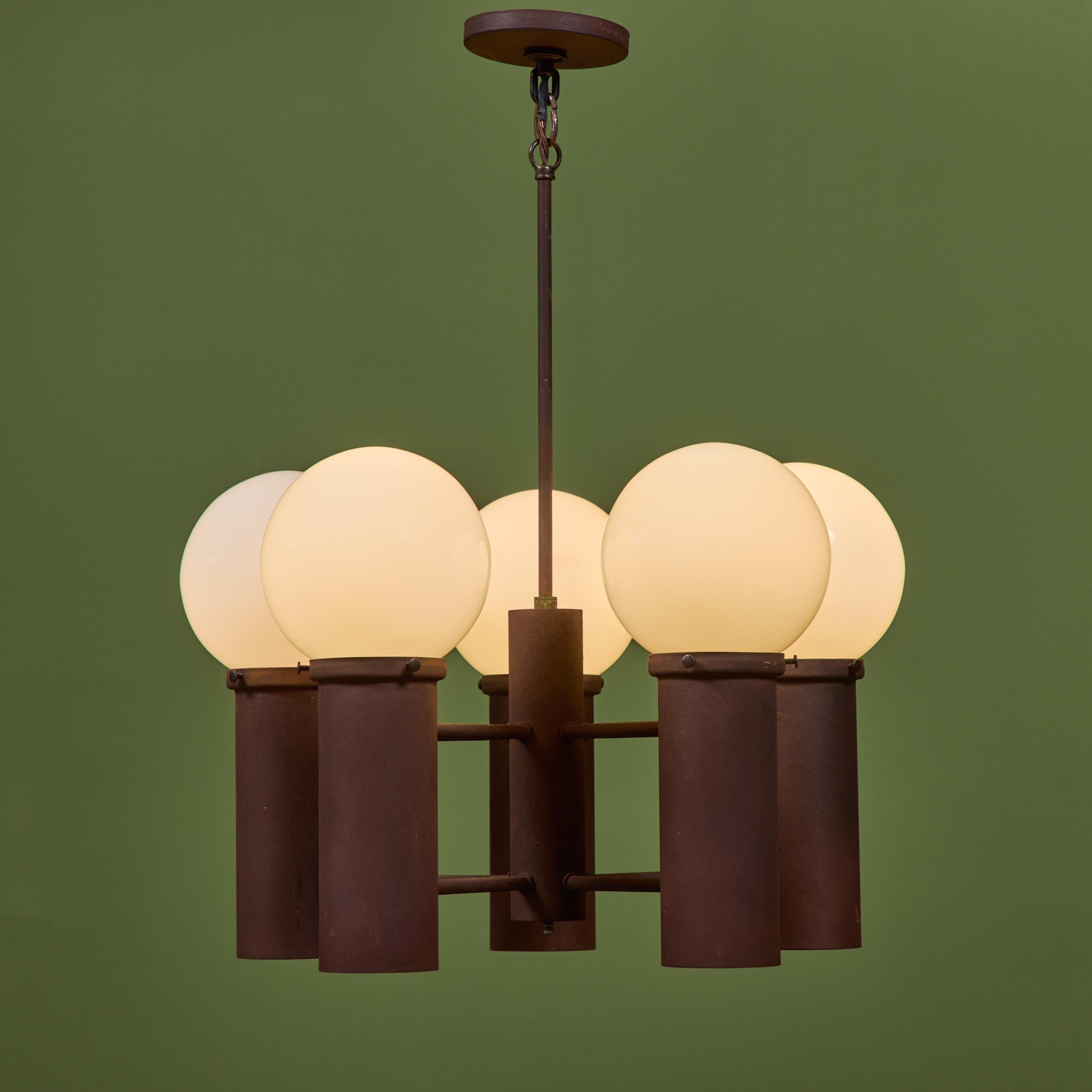 Lampadario a cinque bracci di Stuart Barnes per Robert Long Lighting, anni '60 circa, USA. Il lampadario presenta cinque bracci in ottone patinato con un totale di dieci luci, cinque globi di vetro e cinque faretti nascosti all'interno del tubo di