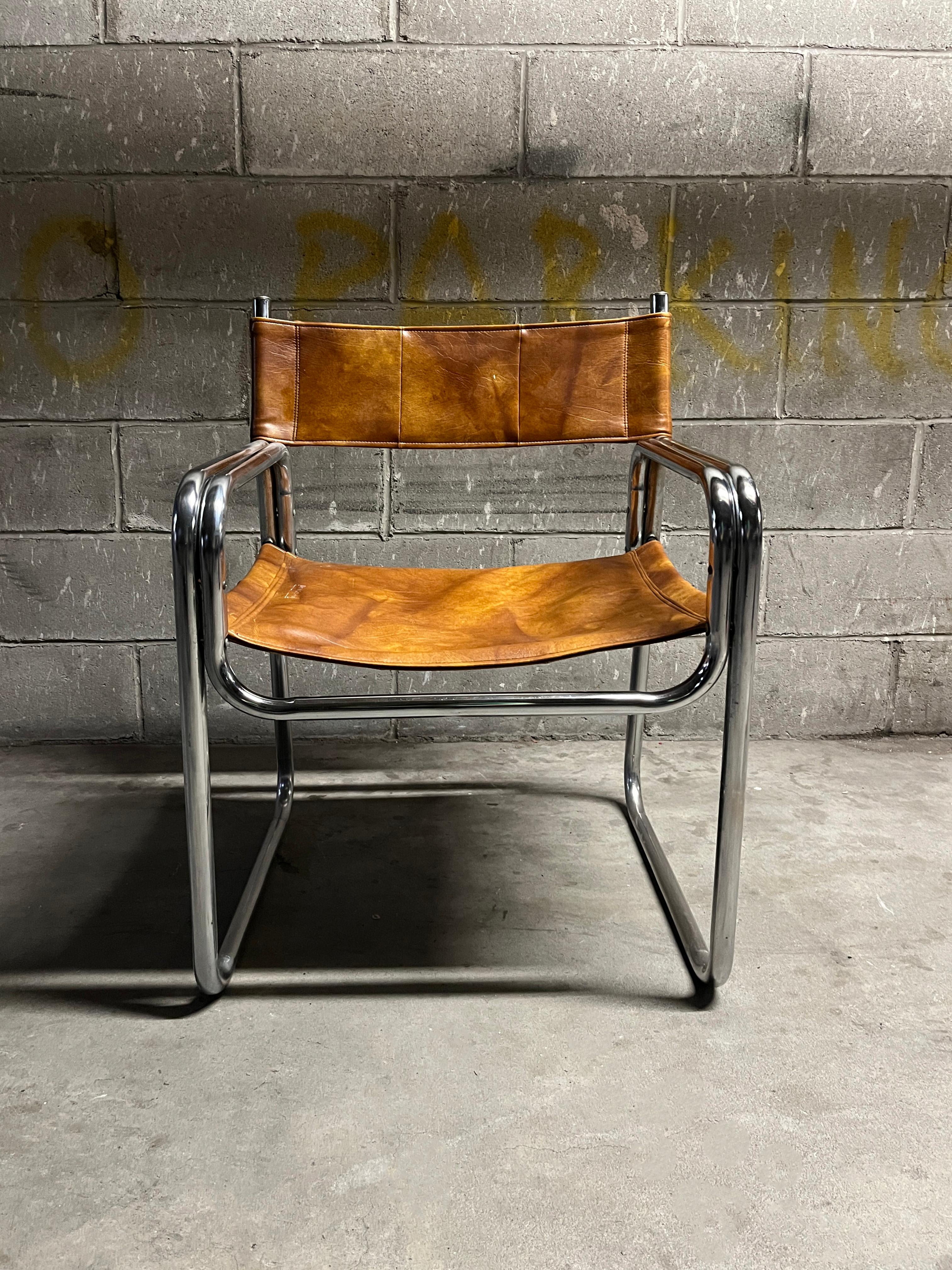Sedia a fionda Gibson International Corp realizzata in Colombia negli anni '60. Con struttura tubolare cromata, schienale e seduta in un bellissimo vinile marrone. Molto comodo e robusto. La sedia è stata pulita e lucidata. 
