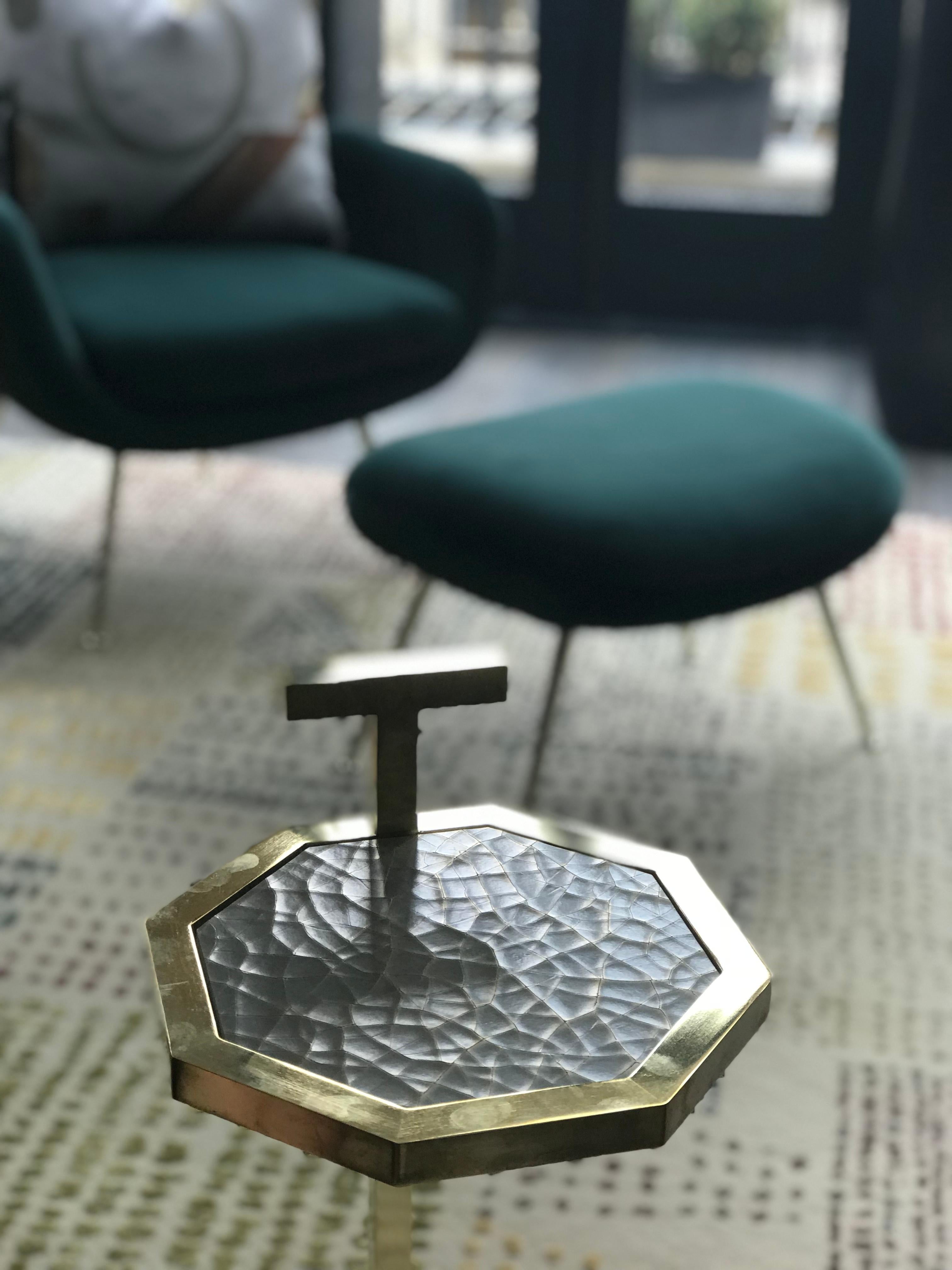 Art Déco inspirierter Octogan Martini Tisch aus Stahl pulverbeschichtet im Zustand „Hervorragend“ im Angebot in London, GB