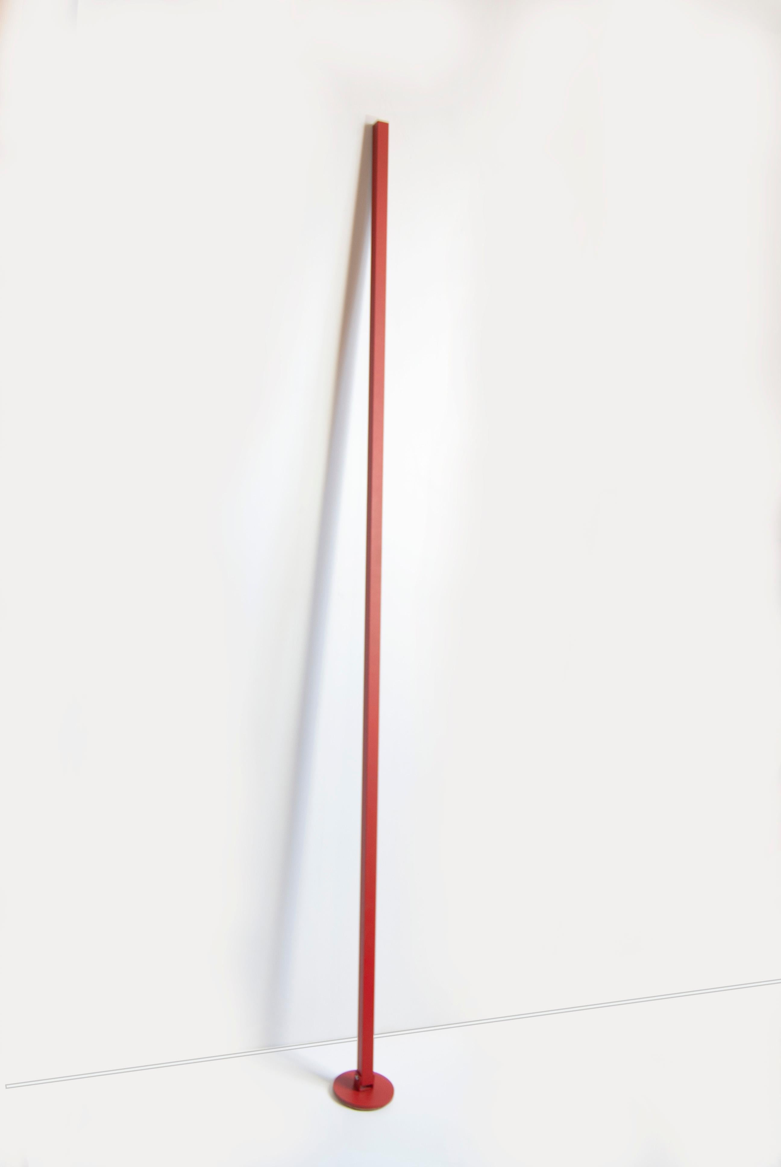 Gica Contra est un lampadaire conçu par Tommaso Cristofaro et dédié à son fils Riccardo, fabriqué en série limitée avec une méthode hautement artisanale.
Pour la réalisation, on utilise des matériaux tels que l'aluminium de 1,5 mm d'épaisseur qui,