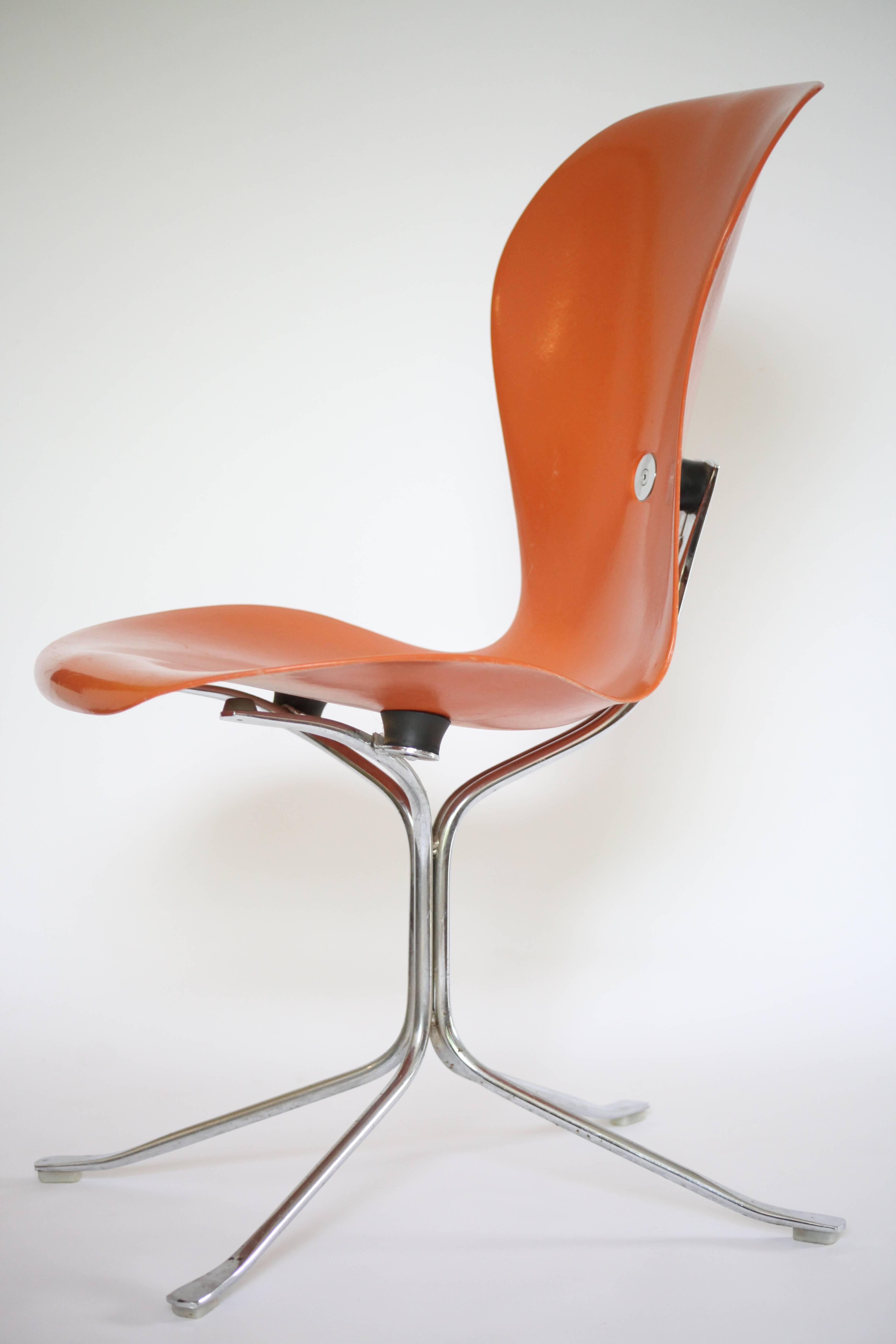 Gideon Kramer Ion Fiberglass Chairs In Good Condition For Sale In Pittsburgh, PA