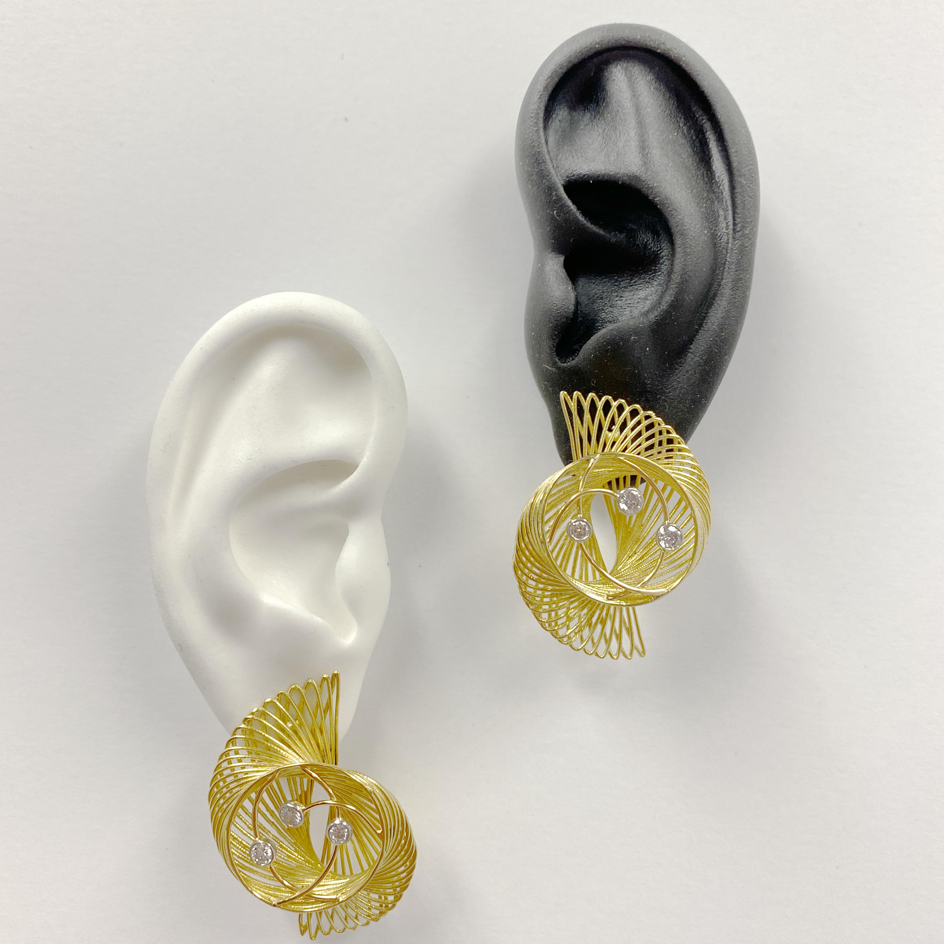 Spiral-Ohrringe „Gidi“ aus 18 Karat Gold und 0,65 Karat natürlichen weißen Diamanten für Damen oder Herren im Angebot