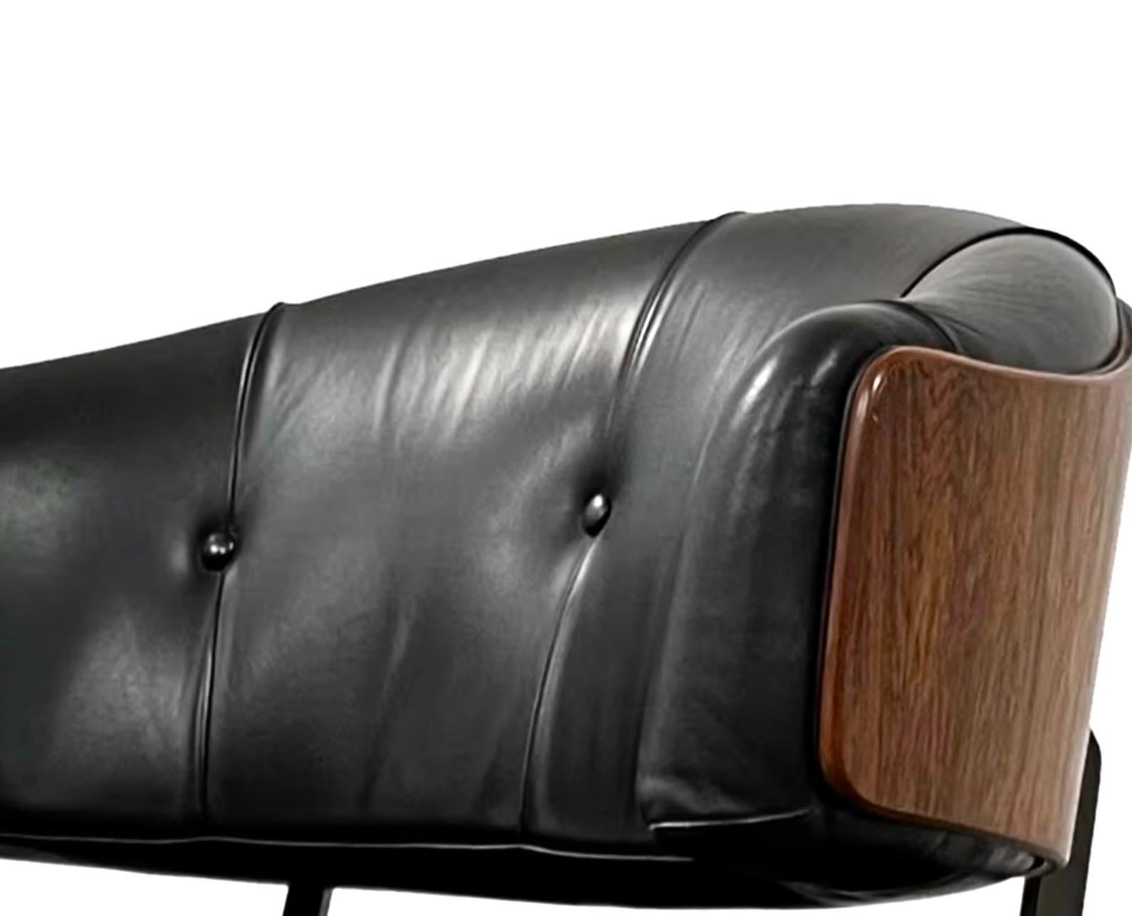 Gieger Loungesessel und Ottomane, Rosenholz und schwarzes Leder, Arflex Italia, 1960er Jahre

Die Schale besteht aus drei Palisanderelementen, die durch ein fantastisches schwarzes Stahlgelenk verbunden sind.  Die Schale steht auf einem