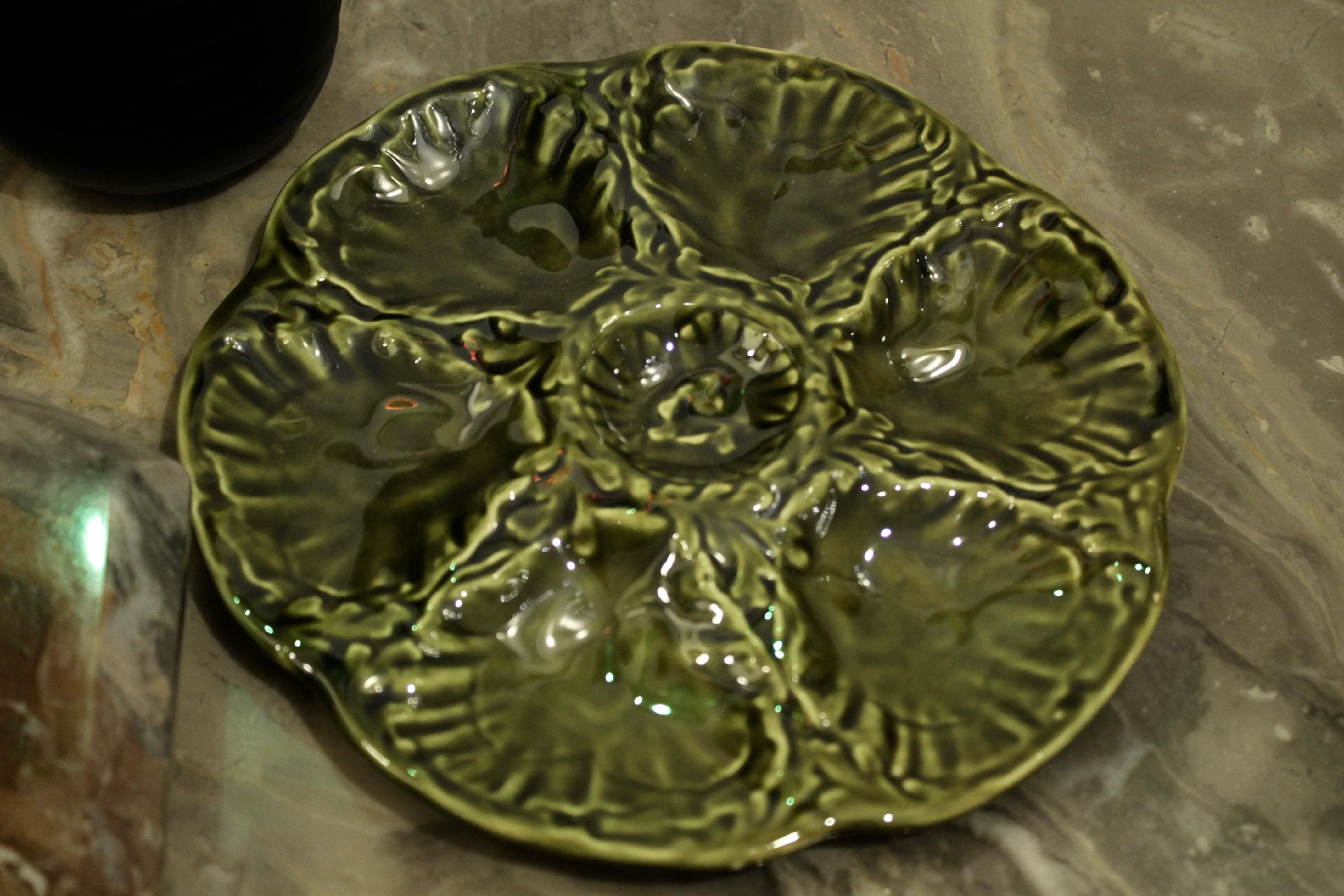 Gien 1950s French Set of 6 Green Majolica Oyster Plates in Original Wood Box For Sale 5