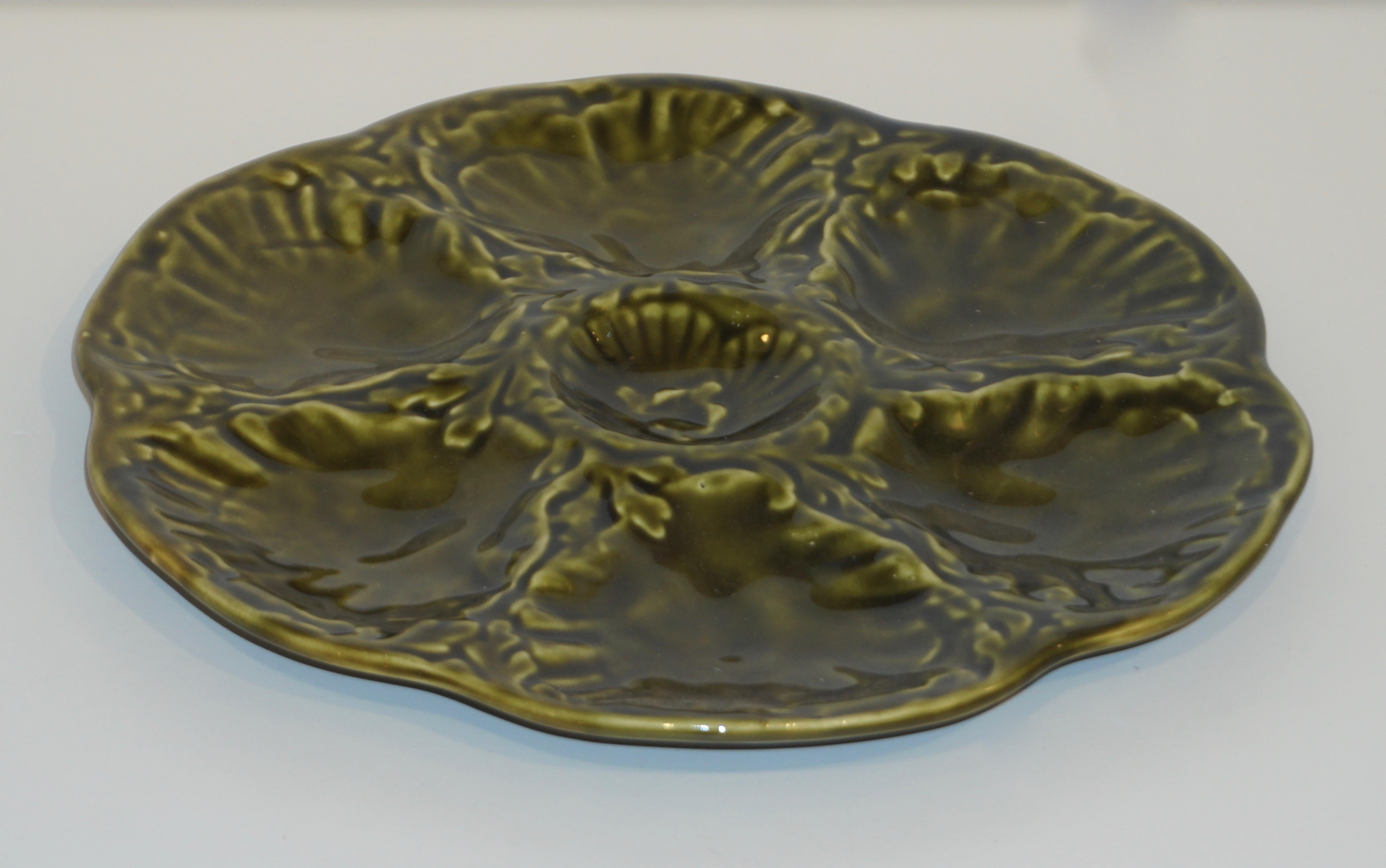 Gien 1950s French Set of 6 Green Majolica Oyster Plates in Original Wood Box For Sale 3