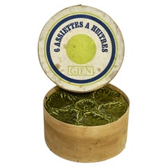 Lot de 6 assiettes à huîtres en majolique verte Gien des années 1950 dans leur boîte en bois d'origine