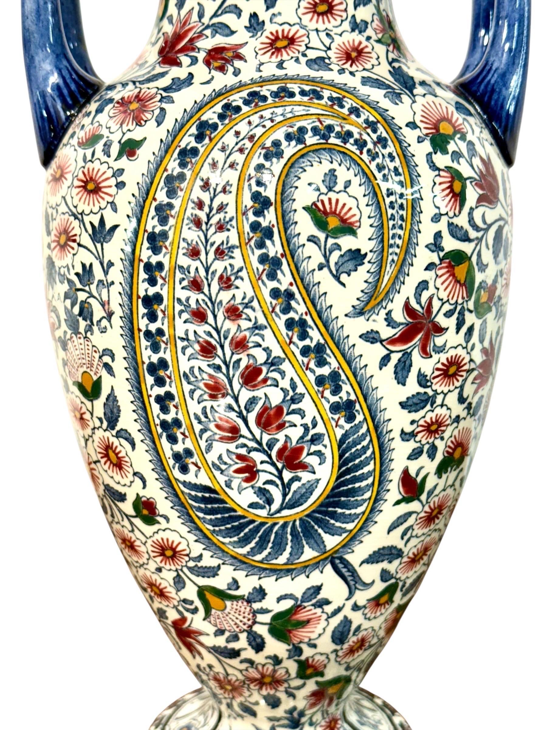 Questo vaso grande e decorativo è stato prodotto dalla prestigiosa Faïencerie de Gien, una delle più importanti manifatture di ceramica francesi sin dalla sua fondazione nel 1821. Il pezzo è realizzato in maiolica e decorato con il celebre motivo