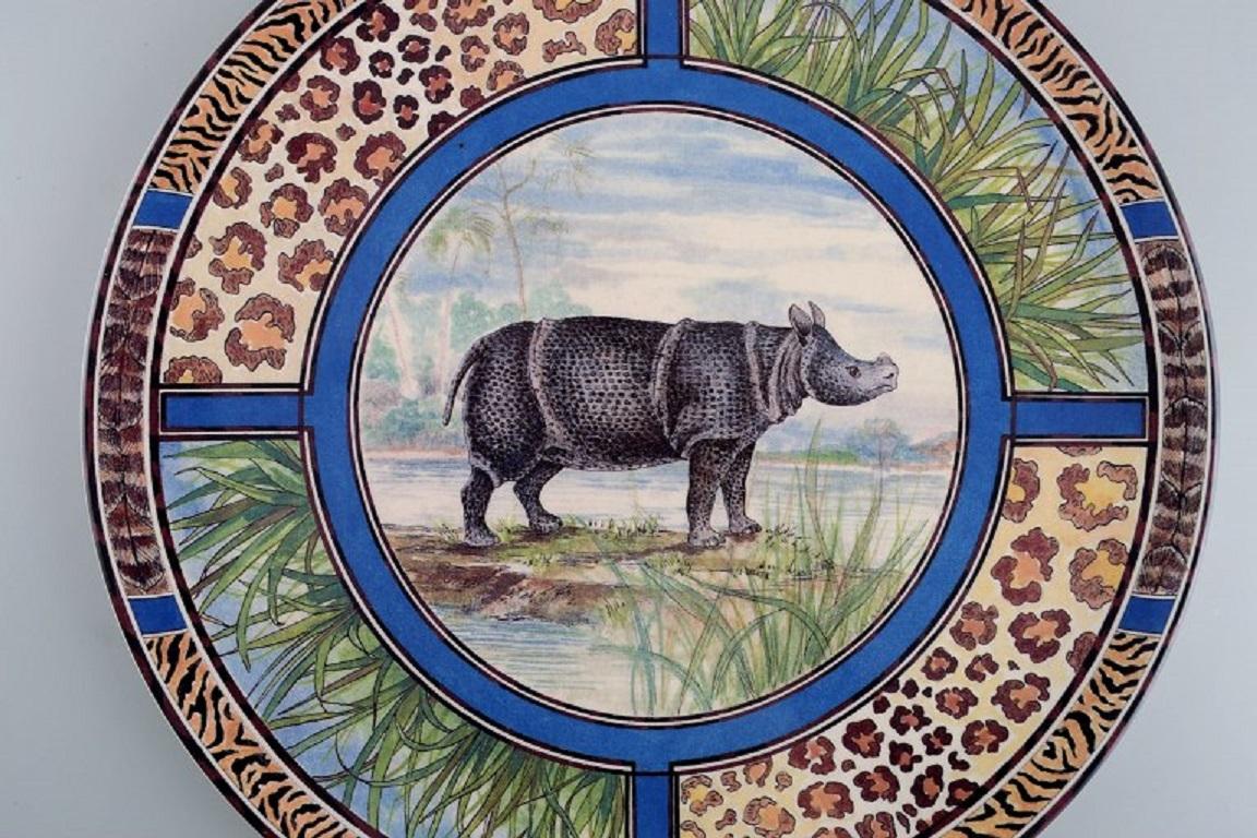 Gien, France. Large Savane porcelain dish with hand-painted rhinoceros. 
Late 20th century.
Measure: diameter: 30.5 cm.
In excellent condition.
Stamped.