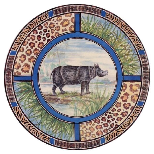 Gien, France, grand plat en porcelaine Savane avec rhinocéros peints à la main